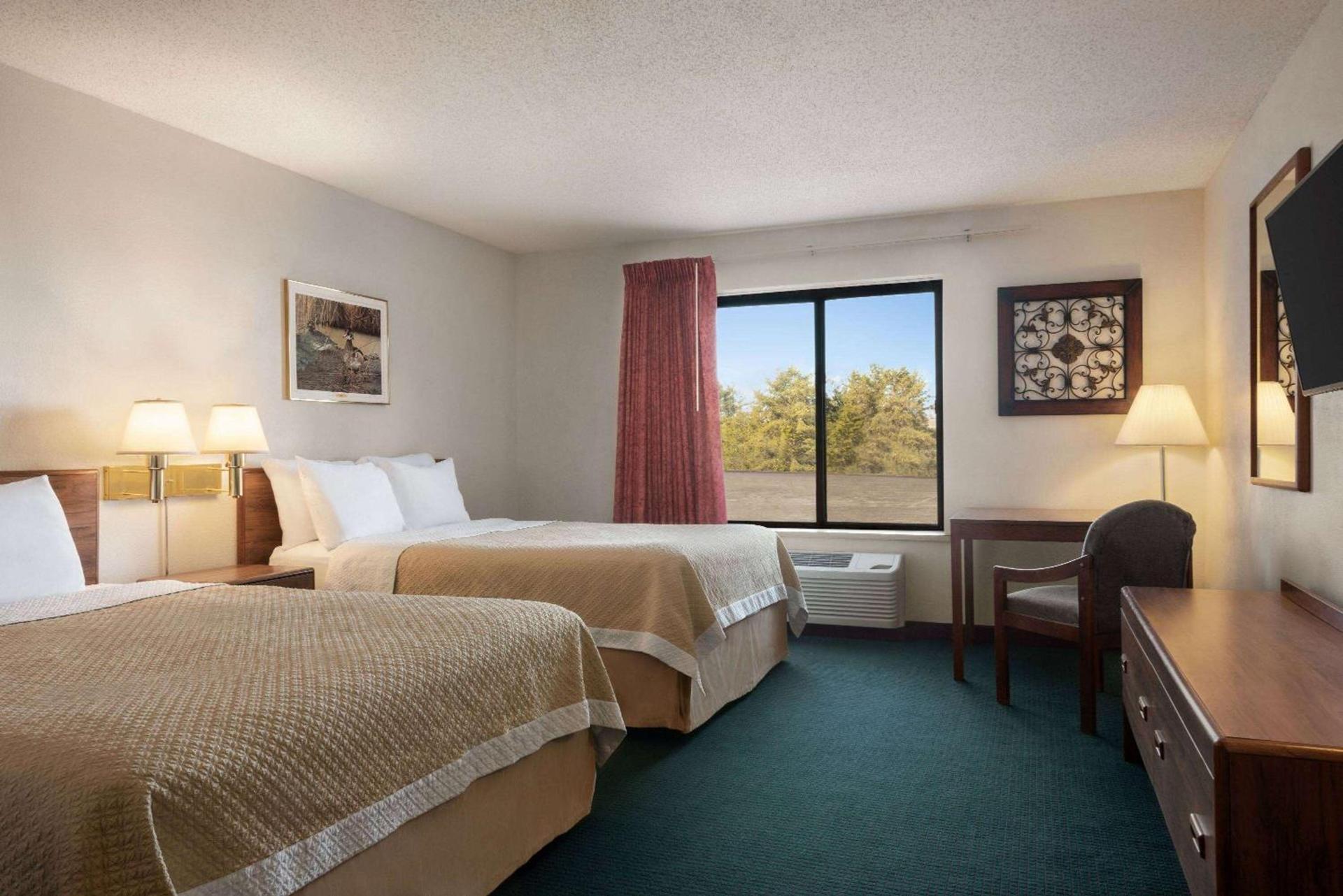Days Inn by Wyndham Eagle River photo 3