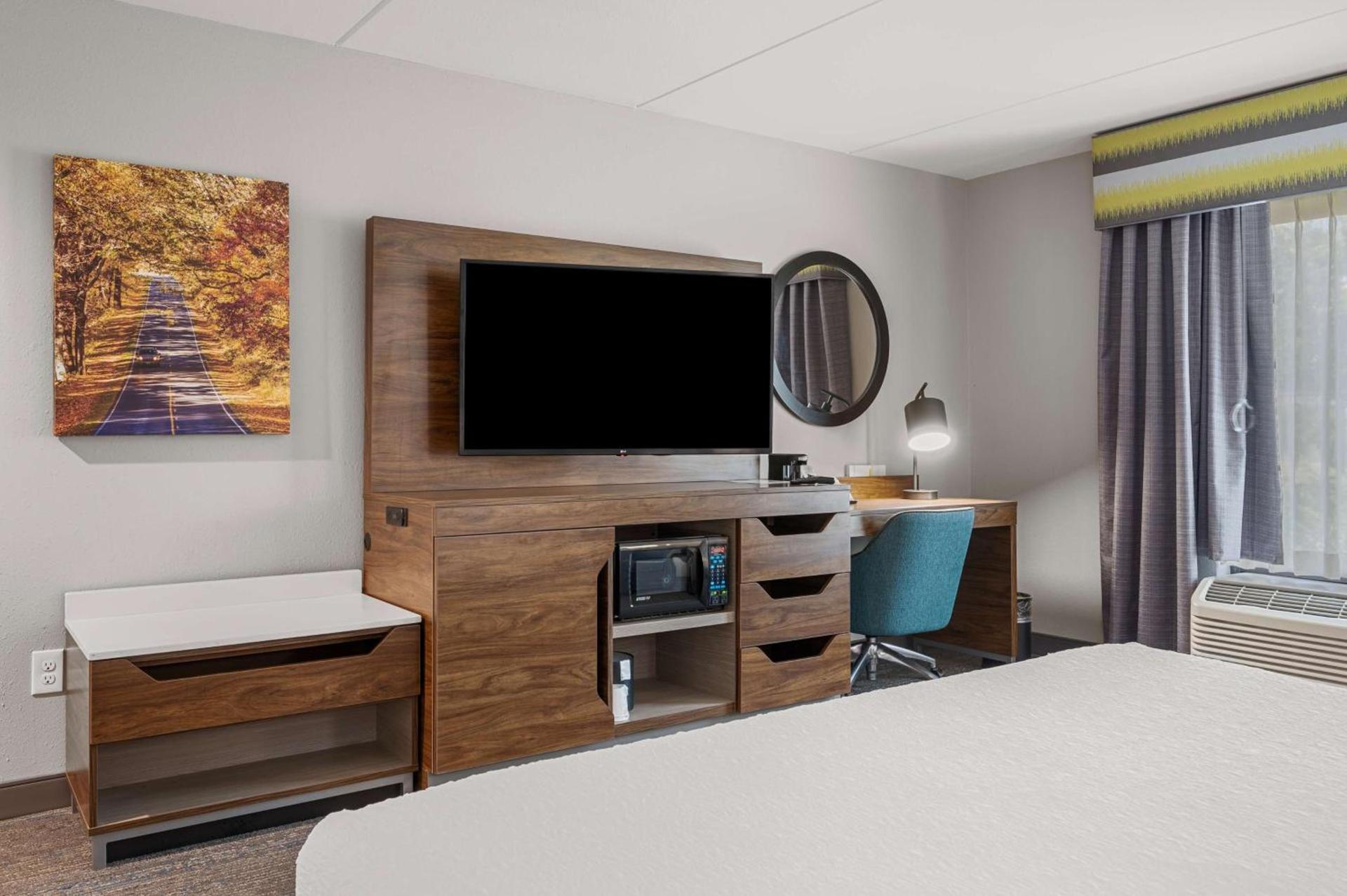 Hampton Inn Front Royal photo 21