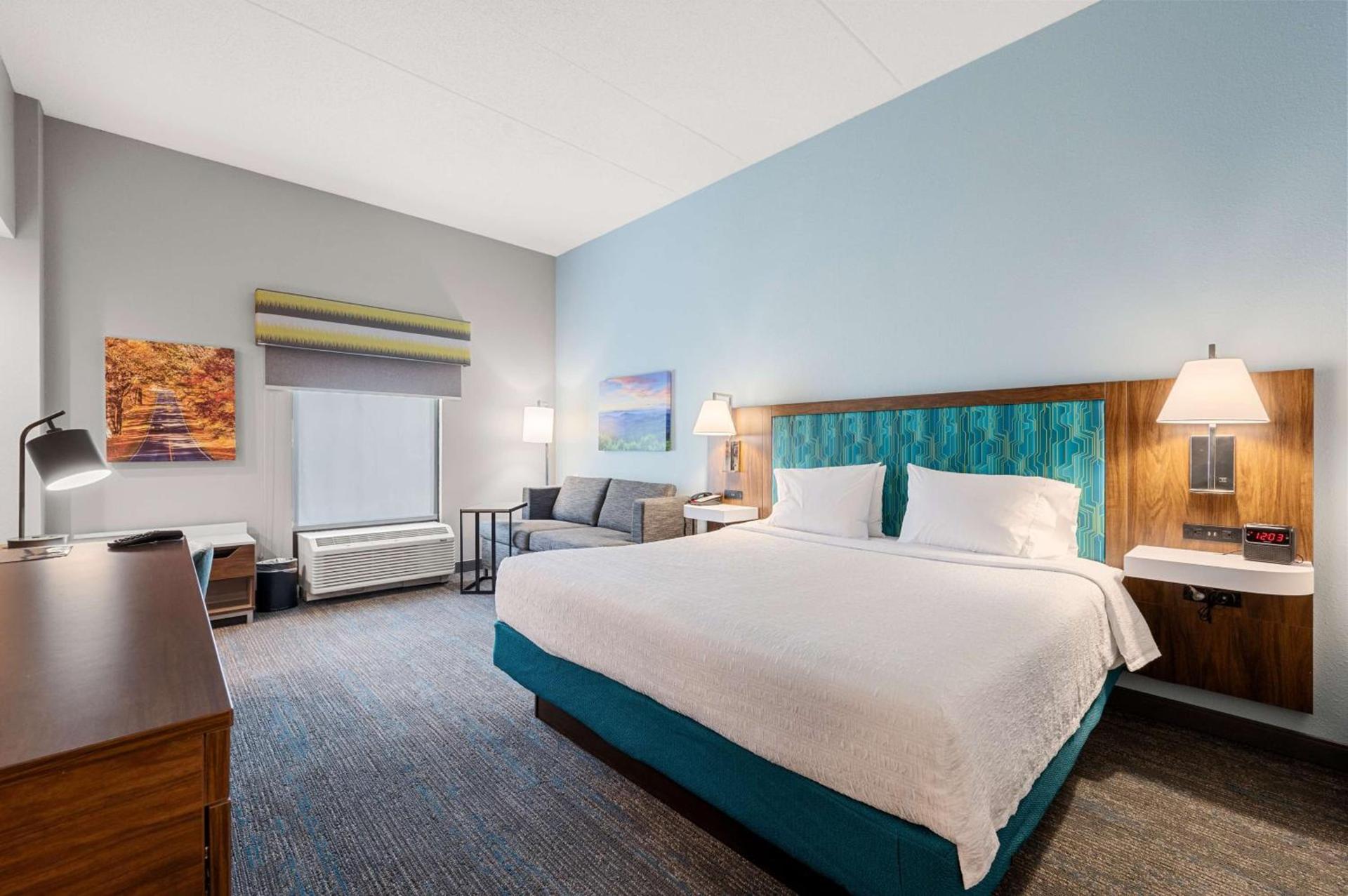 Hampton Inn Front Royal photo 23