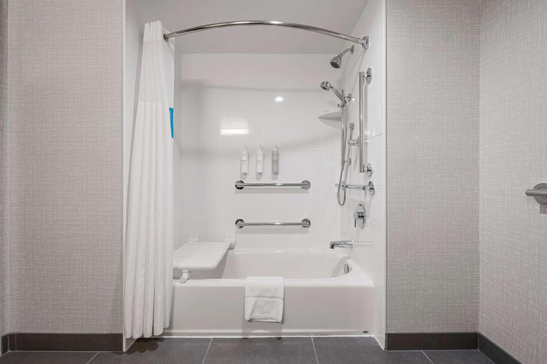 Hampton Inn Front Royal photo 25