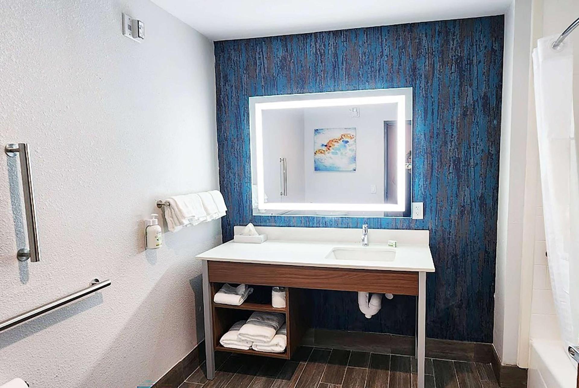 La Quinta Inn & Suites by Wyndham Austin South photo 18