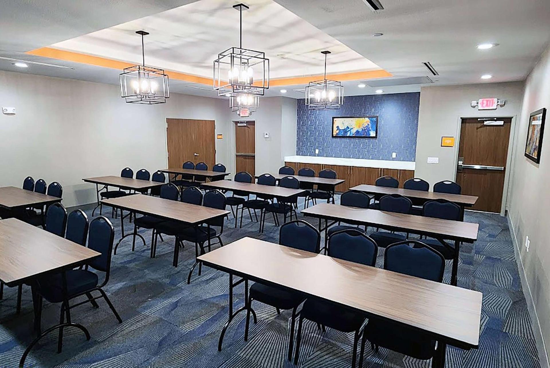 La Quinta Inn & Suites by Wyndham Austin South photo 21
