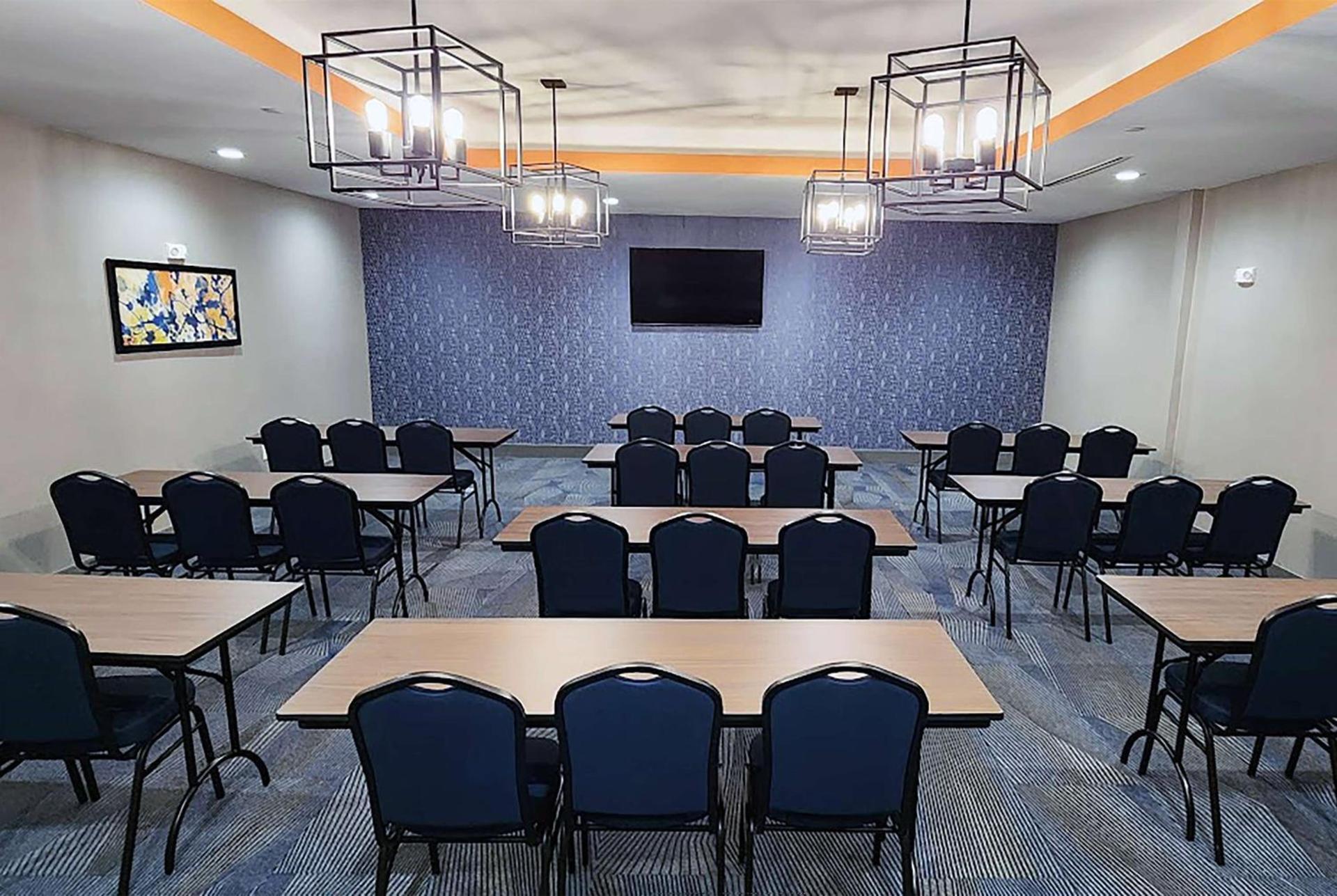 La Quinta Inn & Suites by Wyndham Austin South photo 2