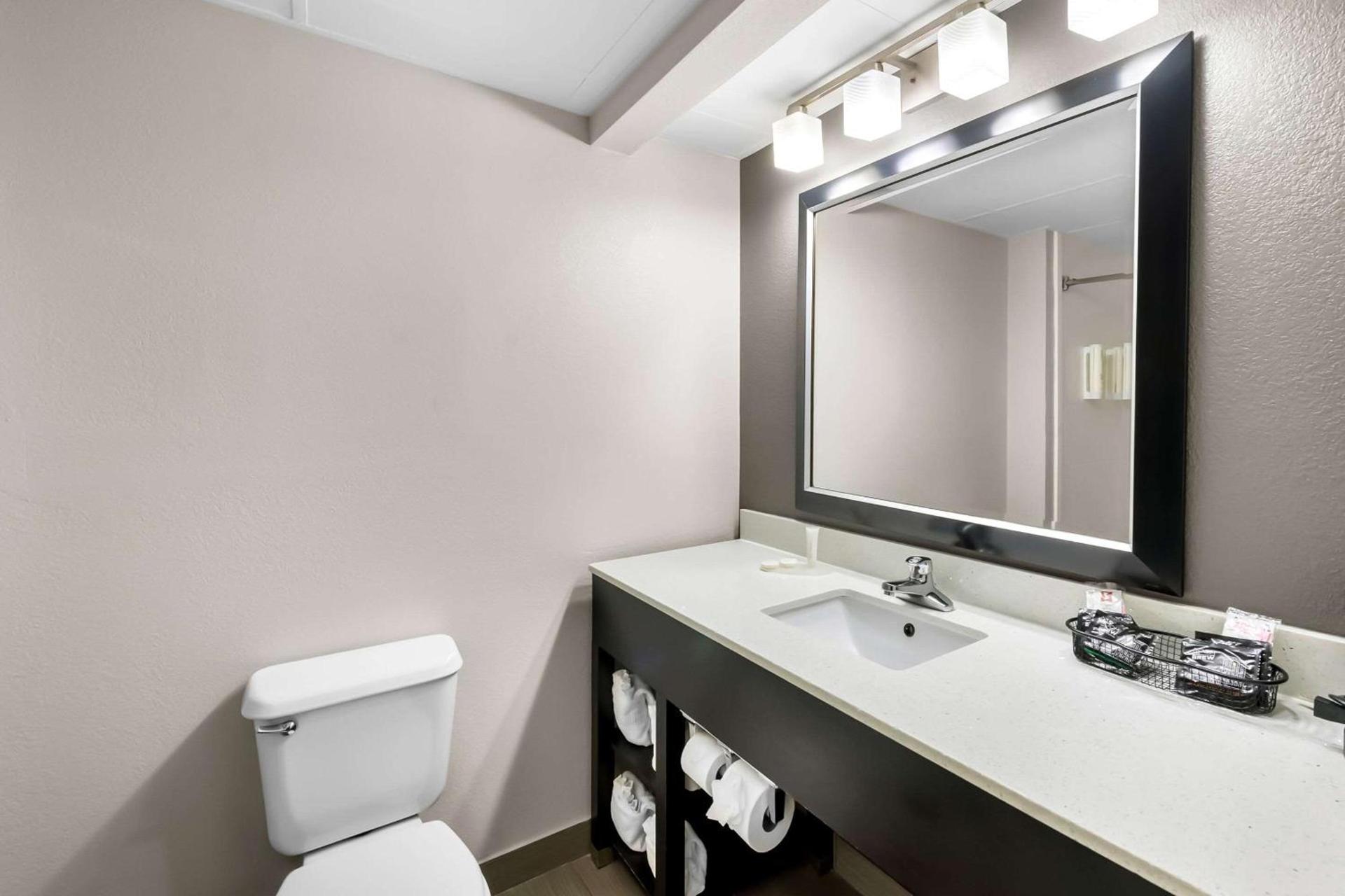 Clarion Pointe Apex - Holly Springs photo 11