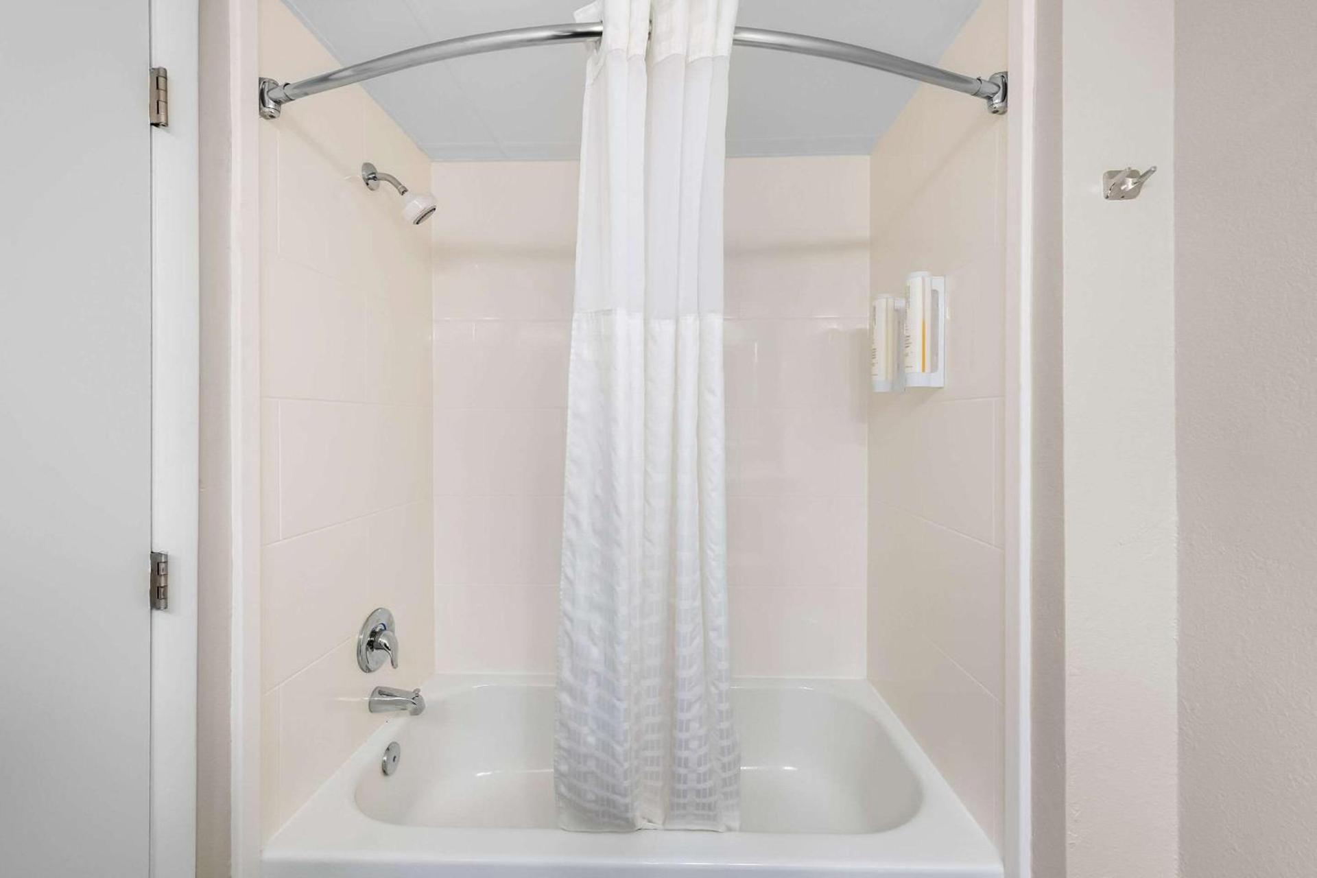 Clarion Pointe Apex - Holly Springs photo 12