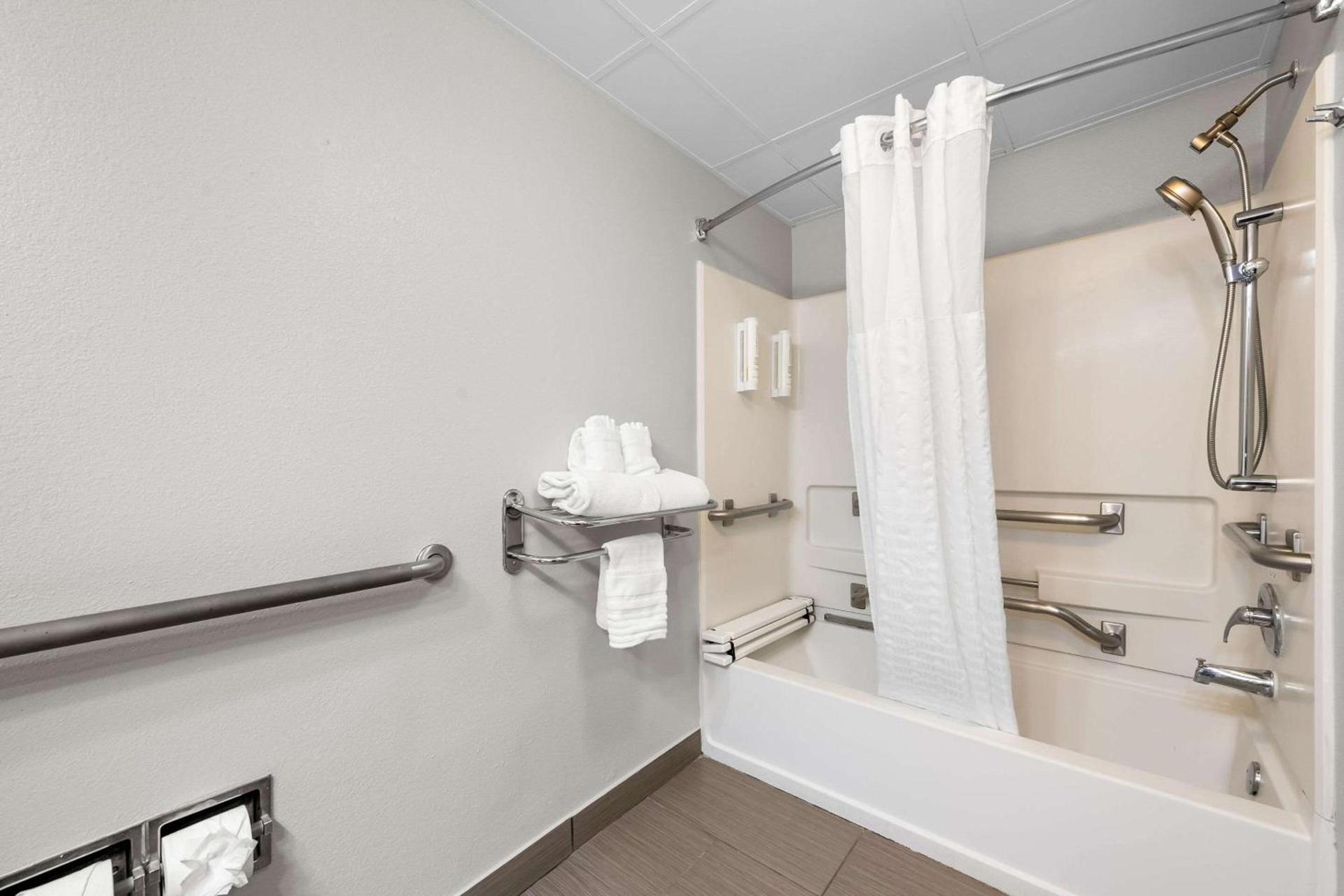 Clarion Pointe Apex - Holly Springs photo 16