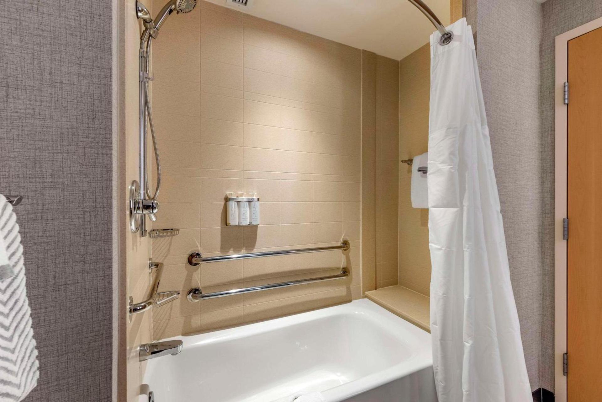 Cambria Hotel Madison East photo 9