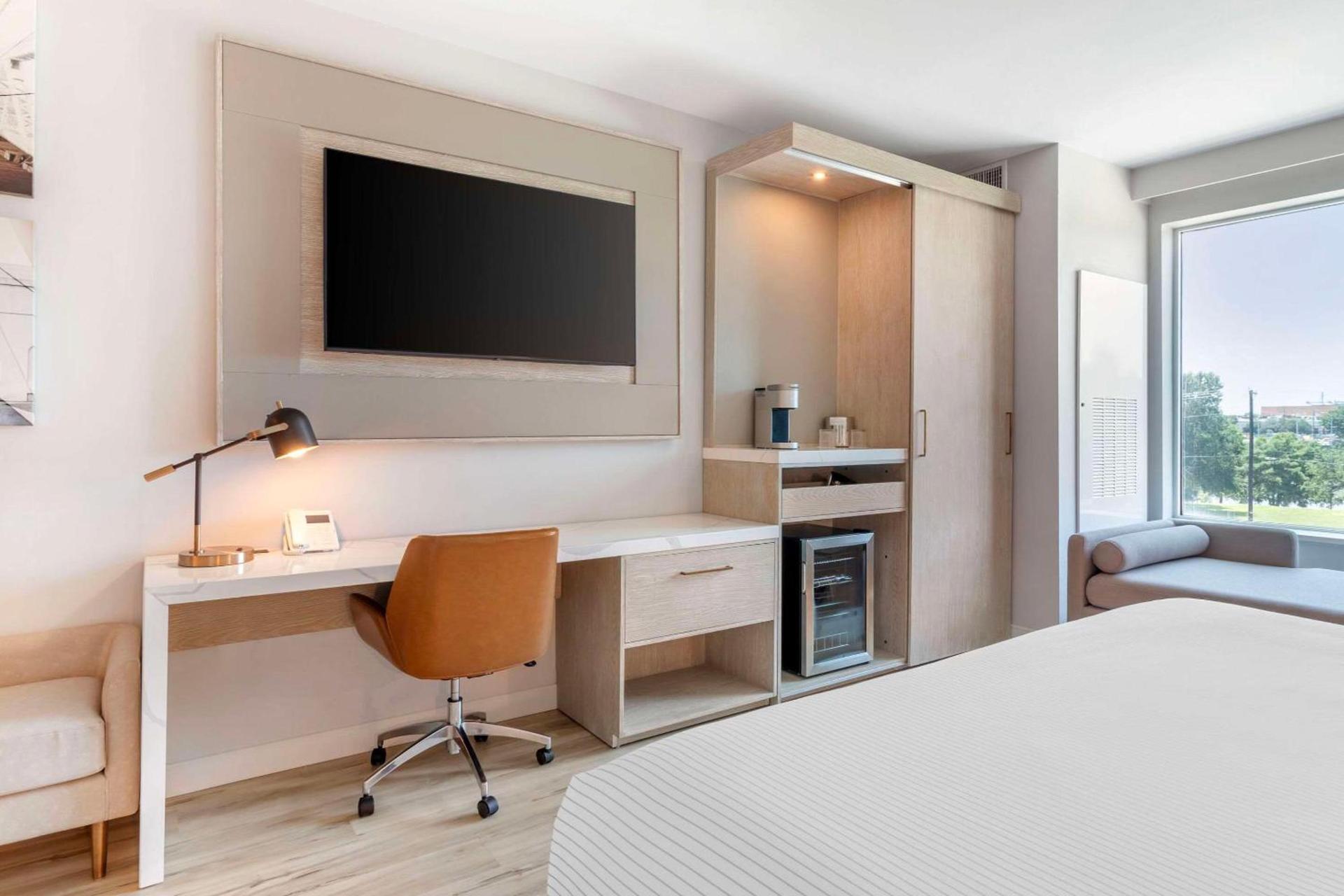 Cambria Hotel Waco University Riverfront photo 18