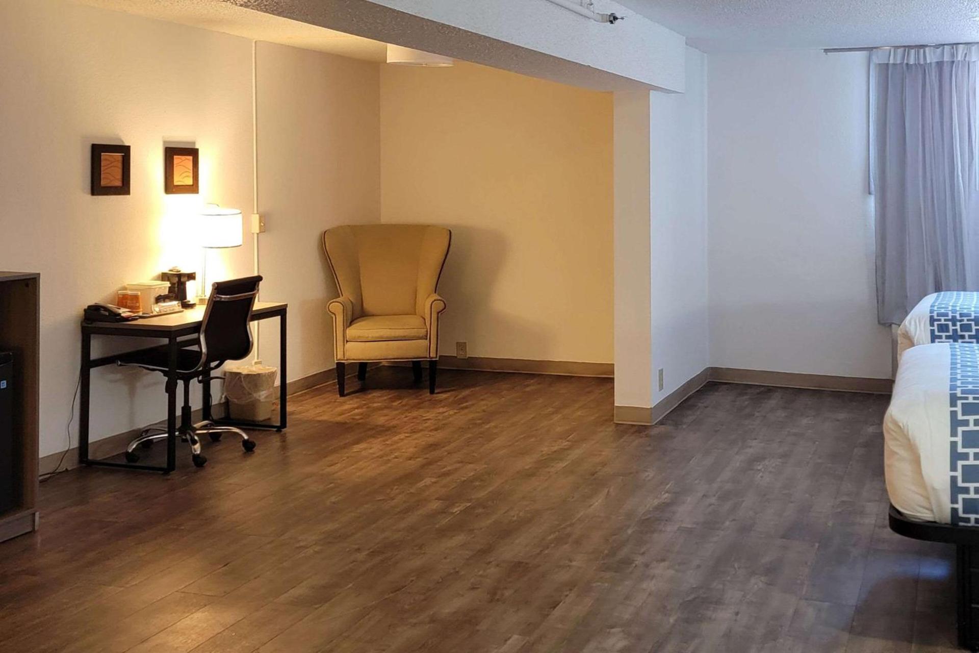 Clarion Inn and Suites Convention Center Kearney photo 10