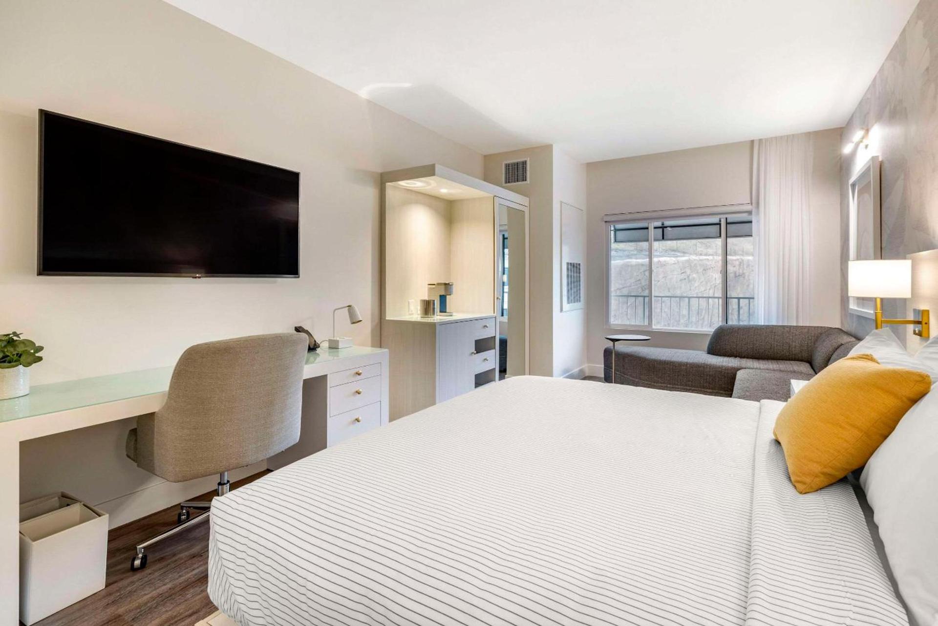 Cambria Hotel & Suites Plymouth photo 14