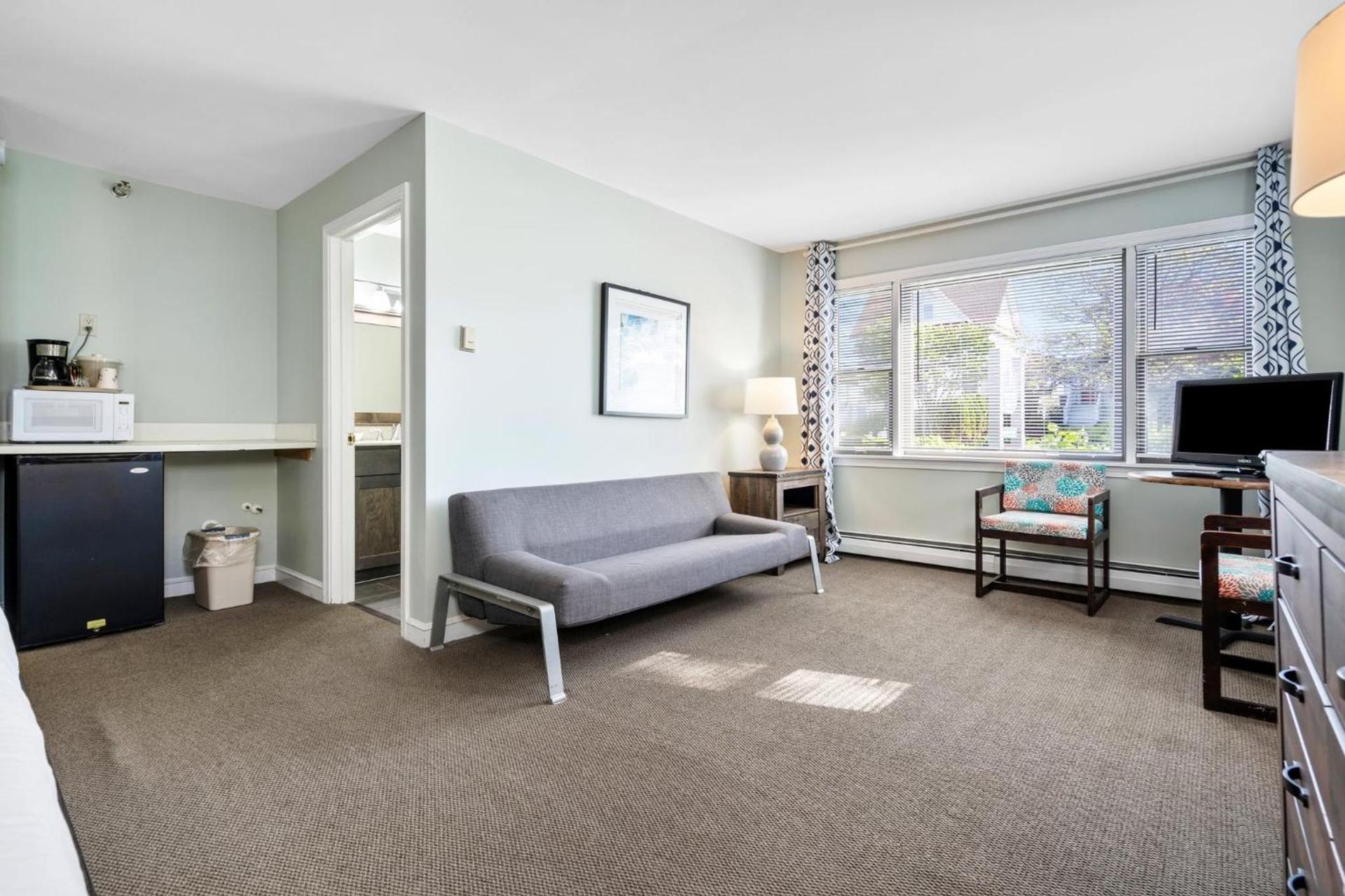 The Lighthouse Inn & Suites photo 26