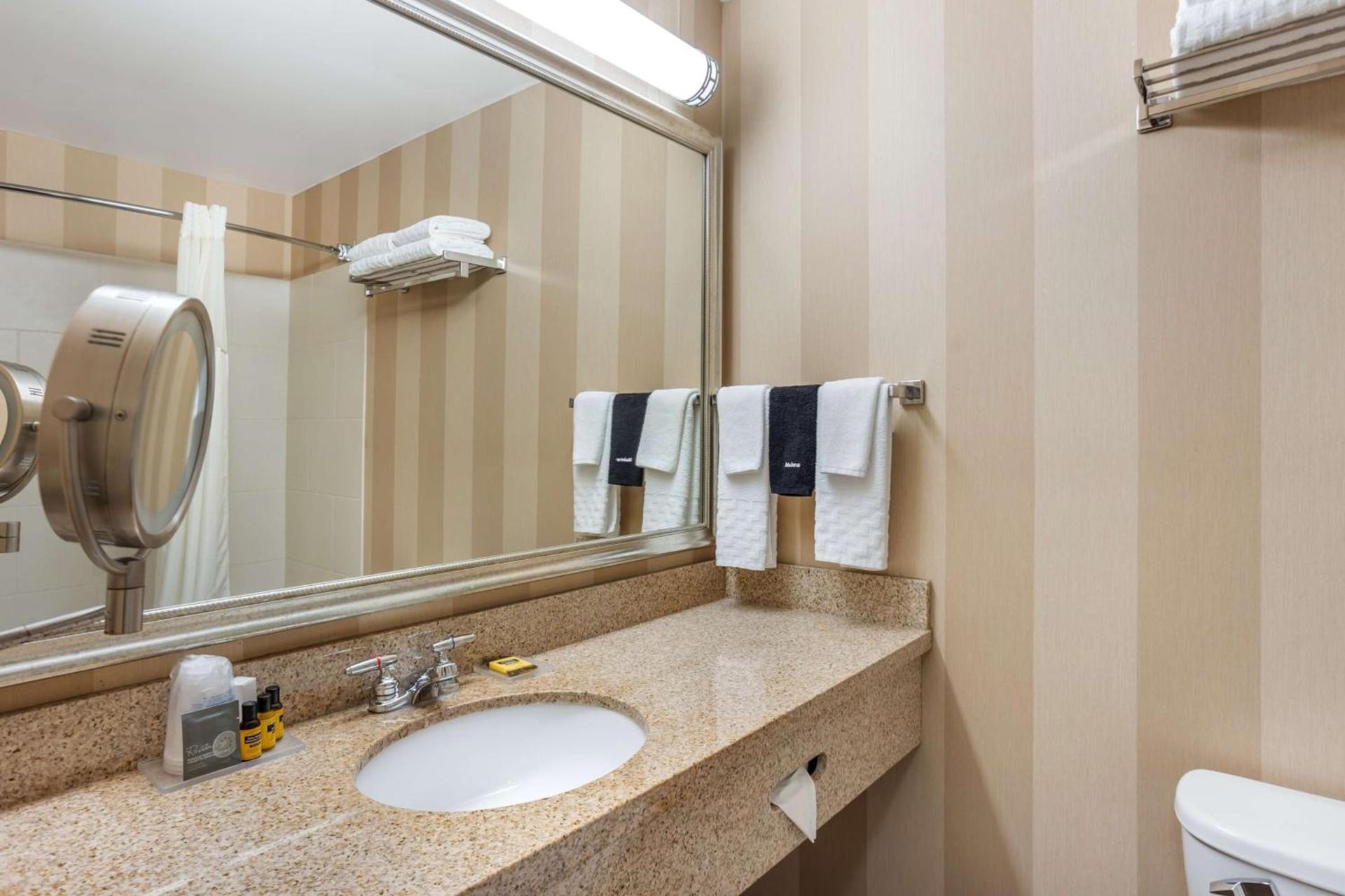 Best Western PLUS University Park Inn & Suites photo 26