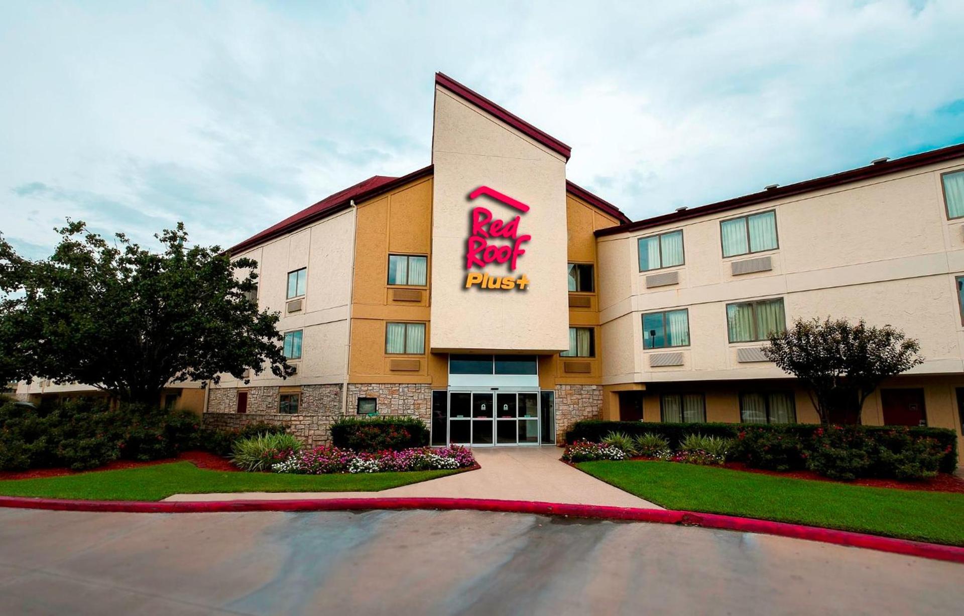 Red Roof Inn PLUS+ Houston - Energy Corridor photo 1
