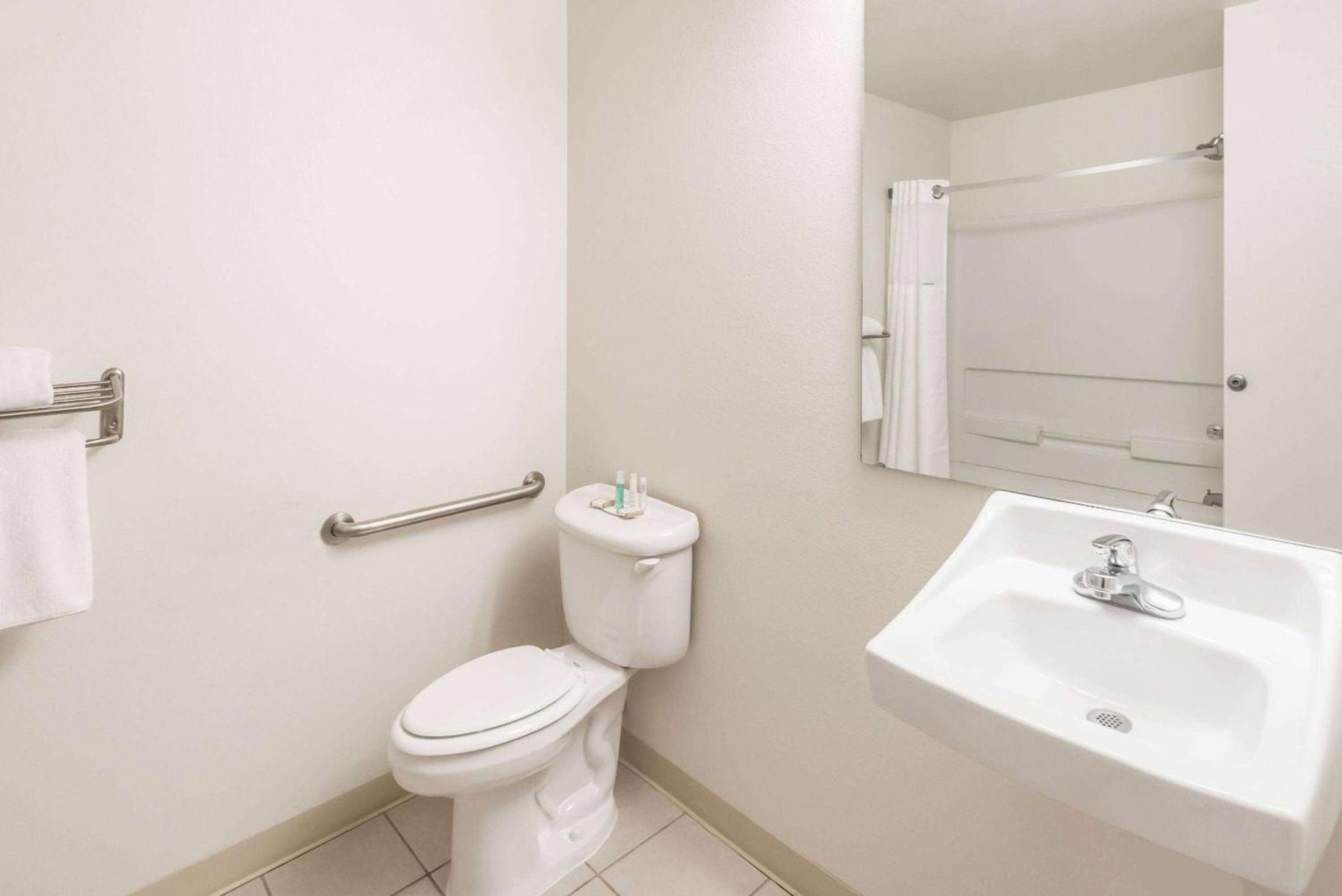Baymont by Wyndham Indianapolis Northeast photo 5