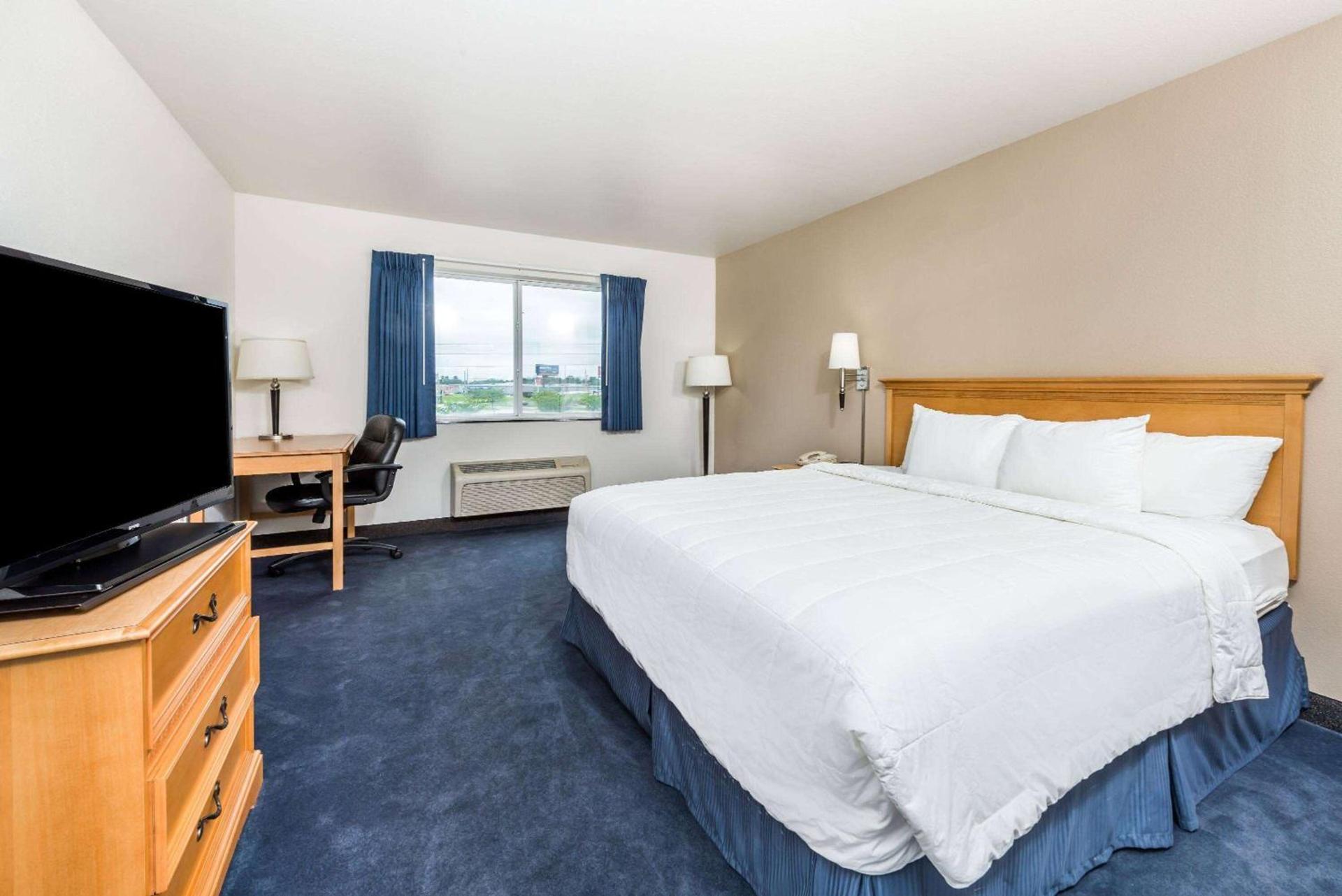 Baymont by Wyndham Indianapolis Northeast photo 11