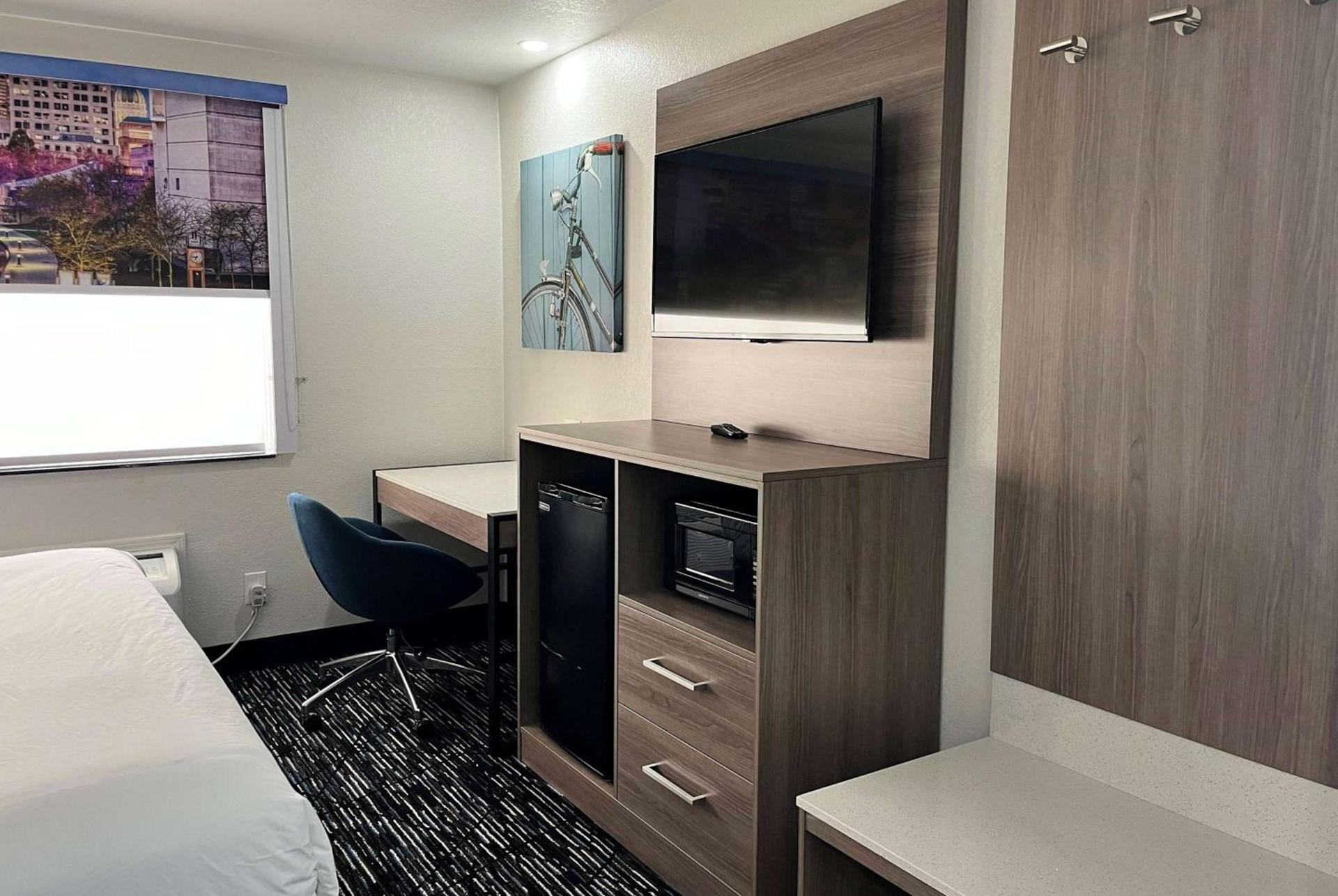 Baymont by Wyndham Indianapolis Northeast photo 18