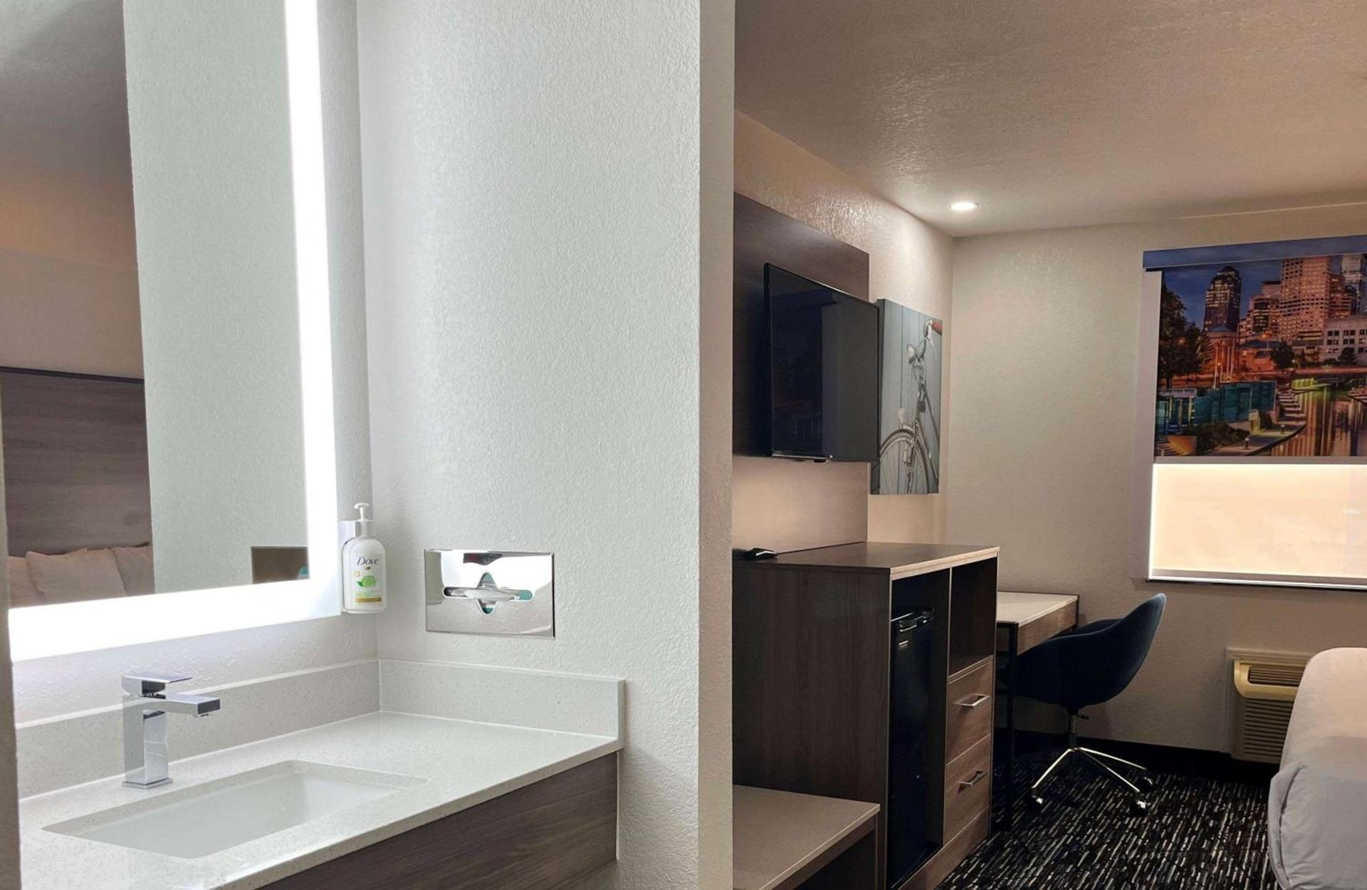 Baymont by Wyndham Indianapolis Northeast photo 19