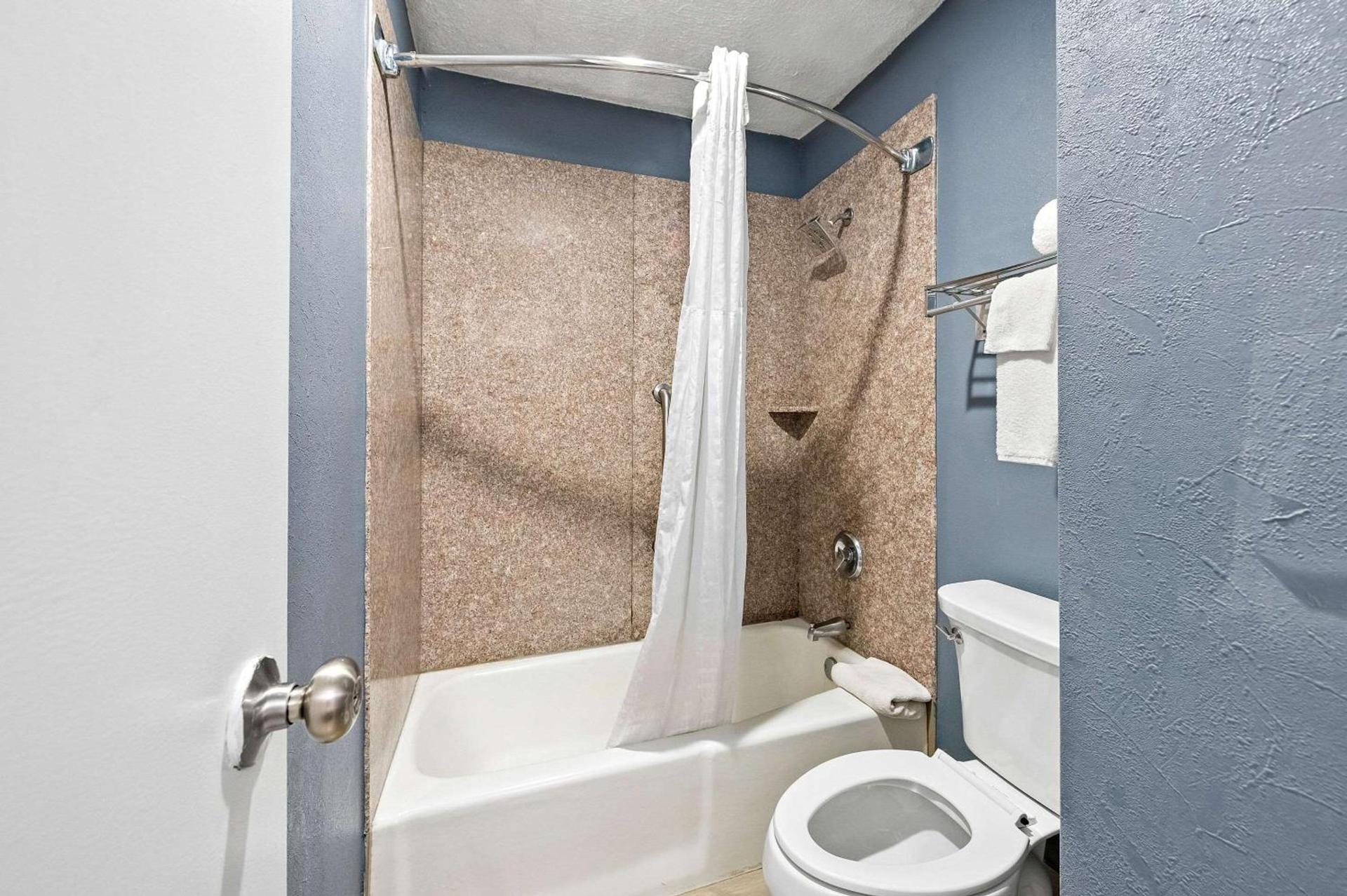 Quality Inn & Suites Fayetteville I-95 photo 18