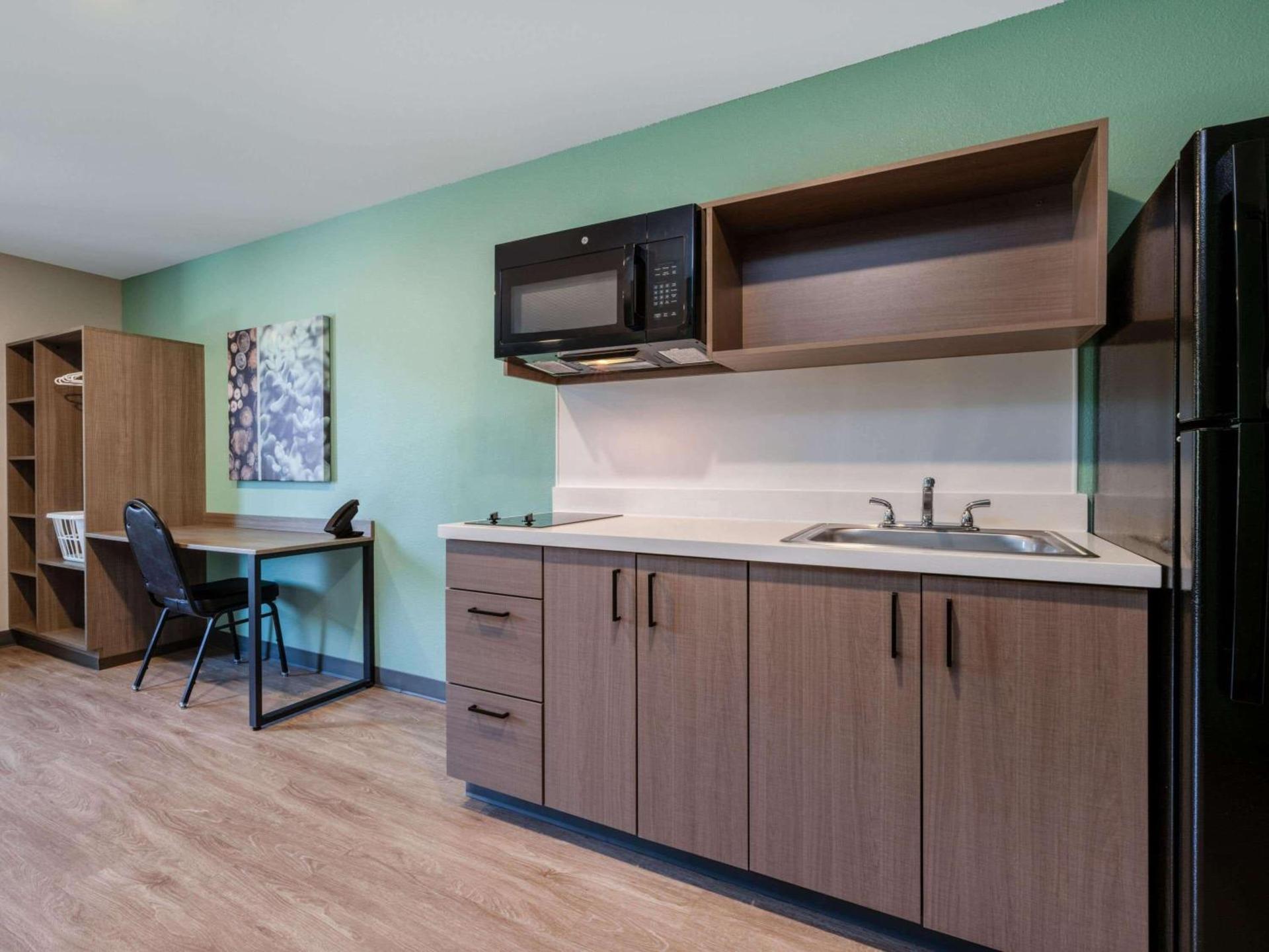 ECHO Suites Extended Stay by Wyndham Indianapolis AmeriPlex photo 17