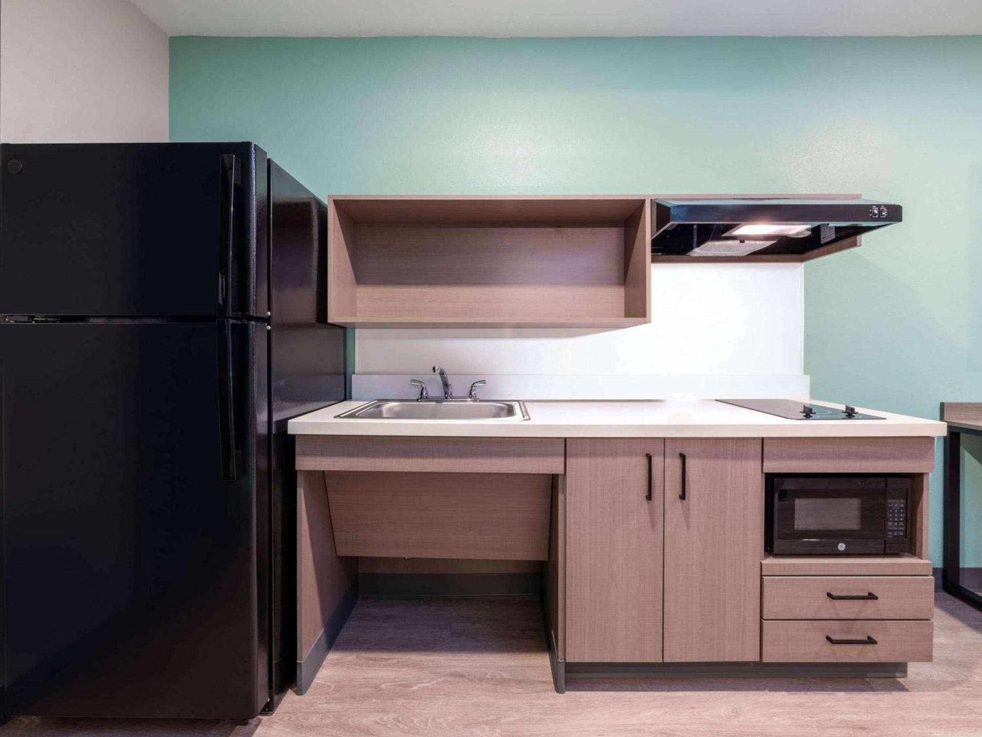 ECHO Suites Extended Stay by Wyndham Indianapolis AmeriPlex photo 8