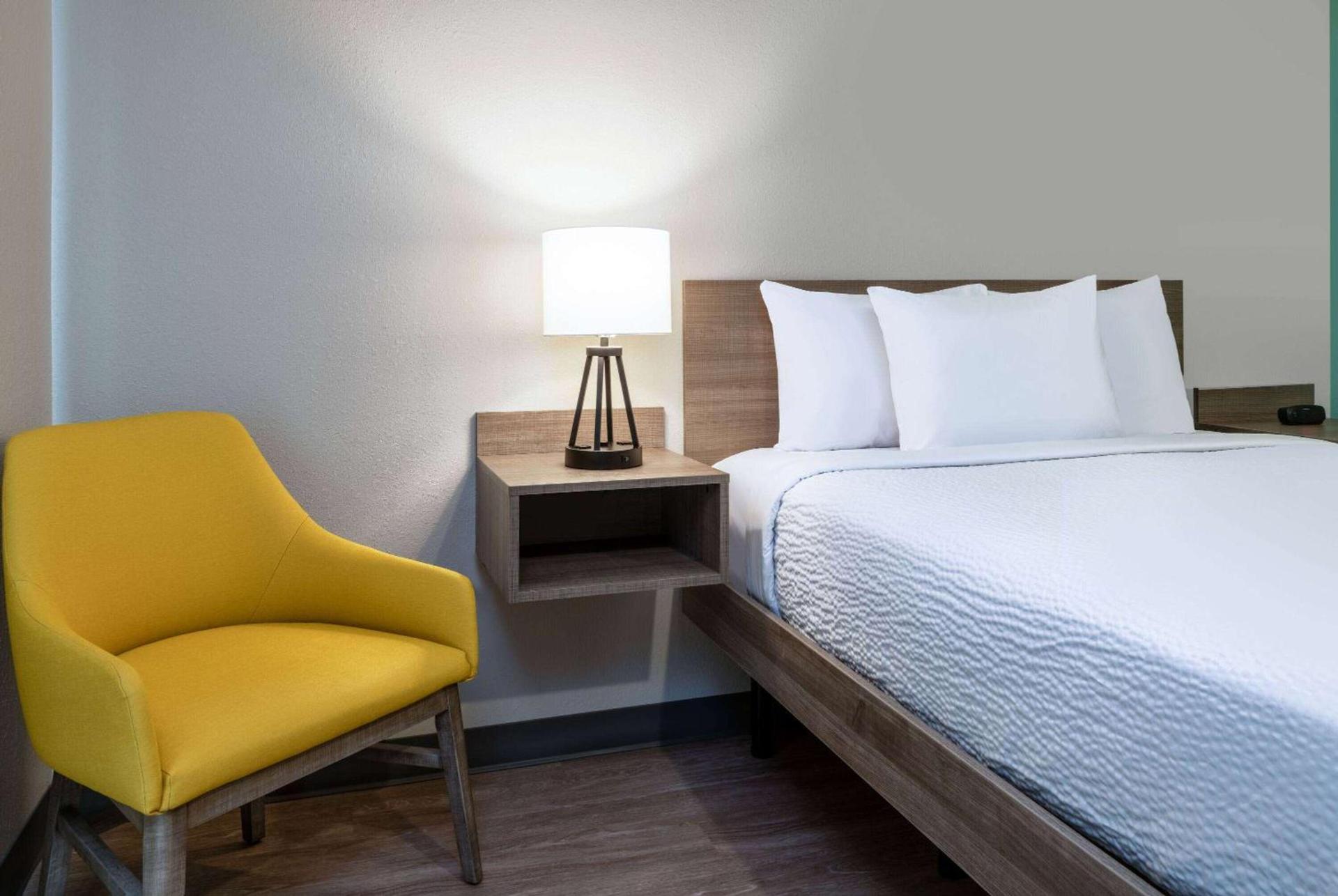 ECHO Suites Extended Stay by Wyndham Indianapolis AmeriPlex photo 12