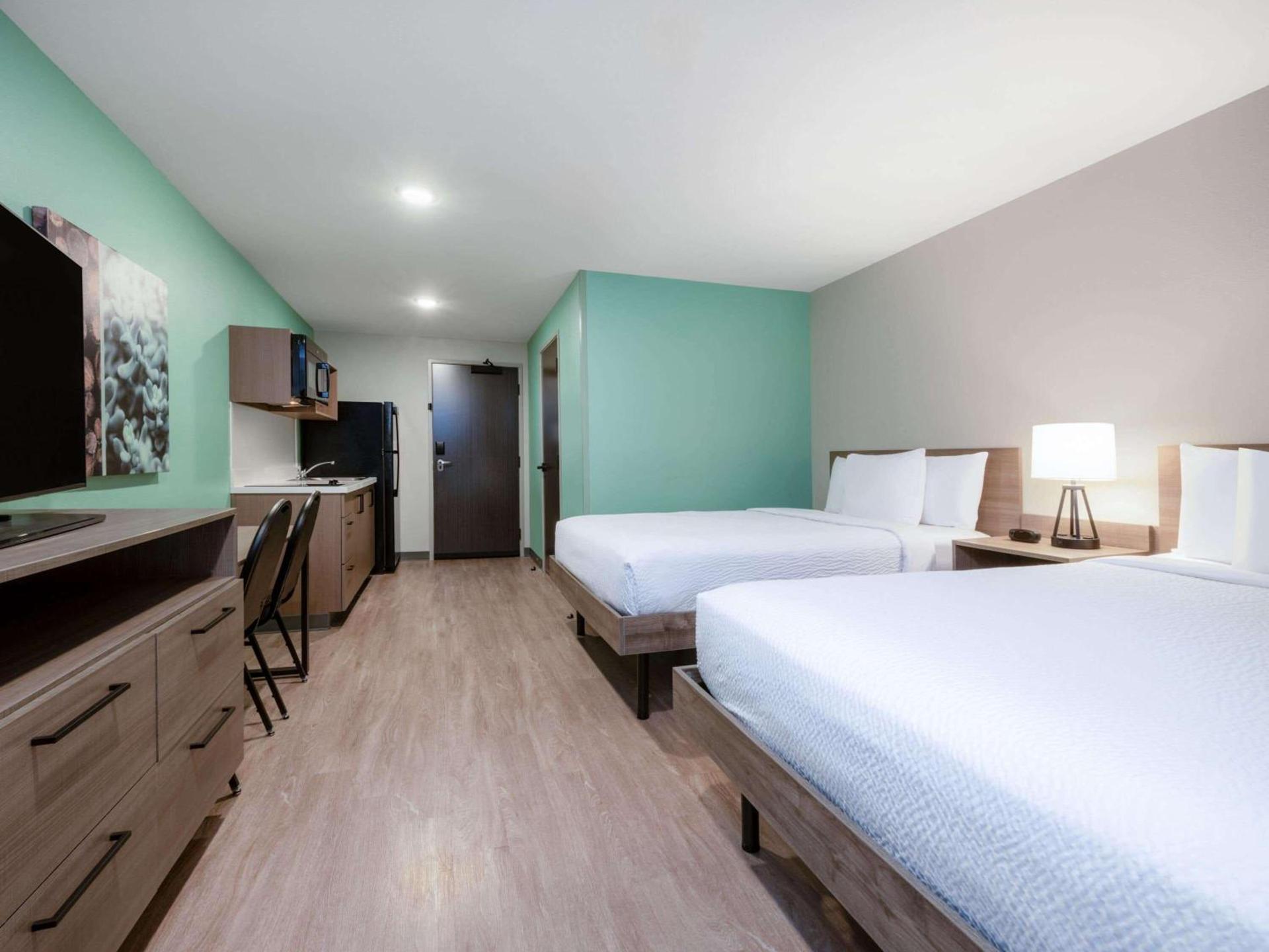 ECHO Suites Extended Stay by Wyndham Indianapolis AmeriPlex photo 11