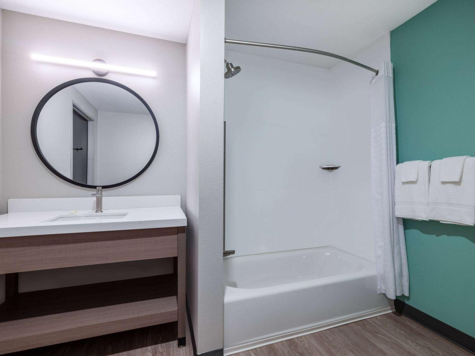 ECHO Suites Extended Stay by Wyndham Indianapolis AmeriPlex photo 4