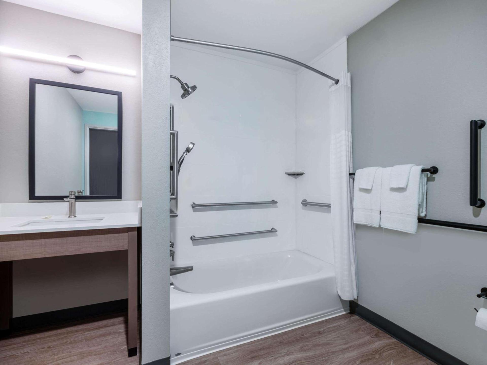 ECHO Suites Extended Stay by Wyndham Indianapolis AmeriPlex photo 16