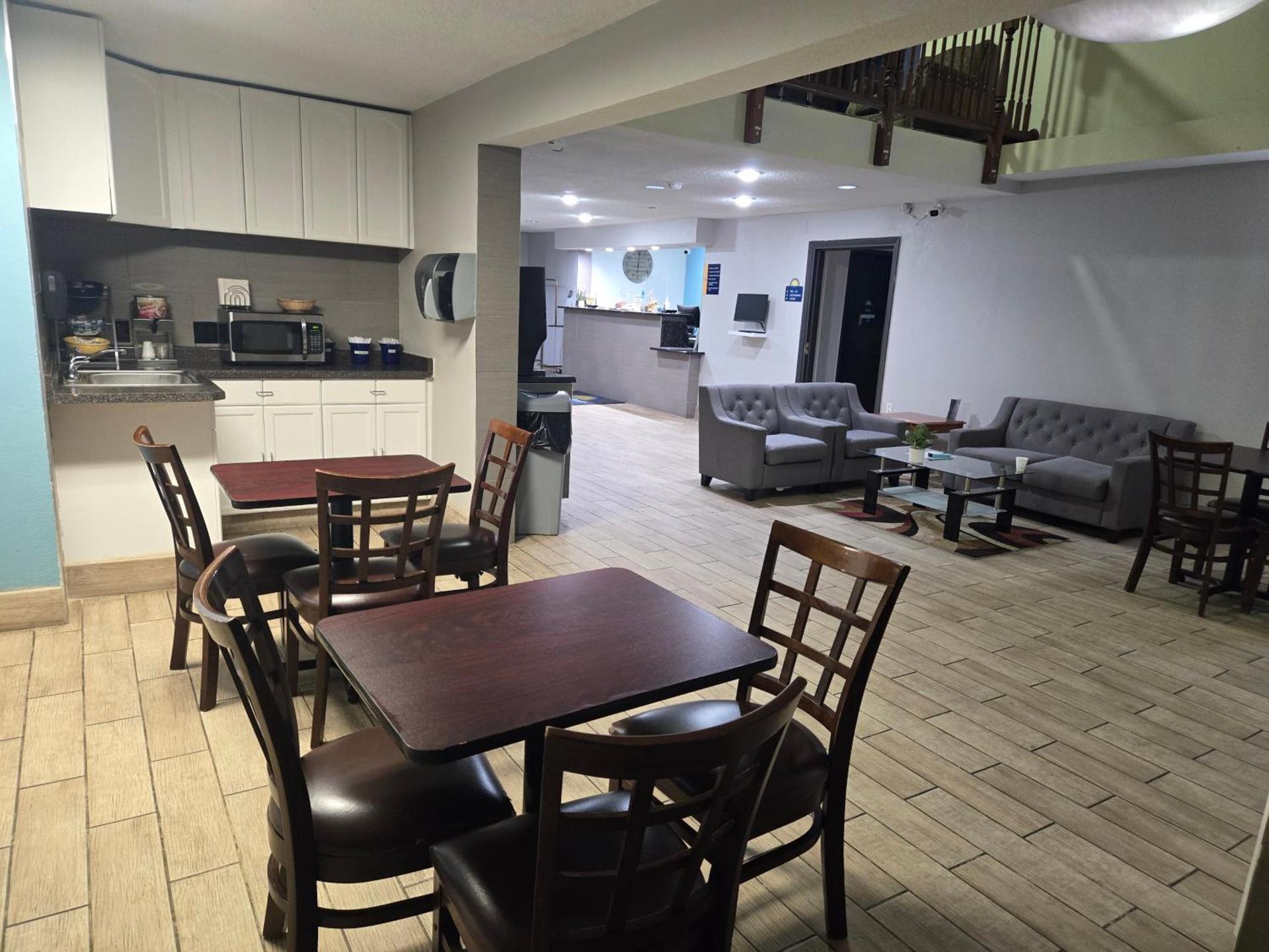 Days Inn by Wyndham Portage Cascade Mountain area photo 47