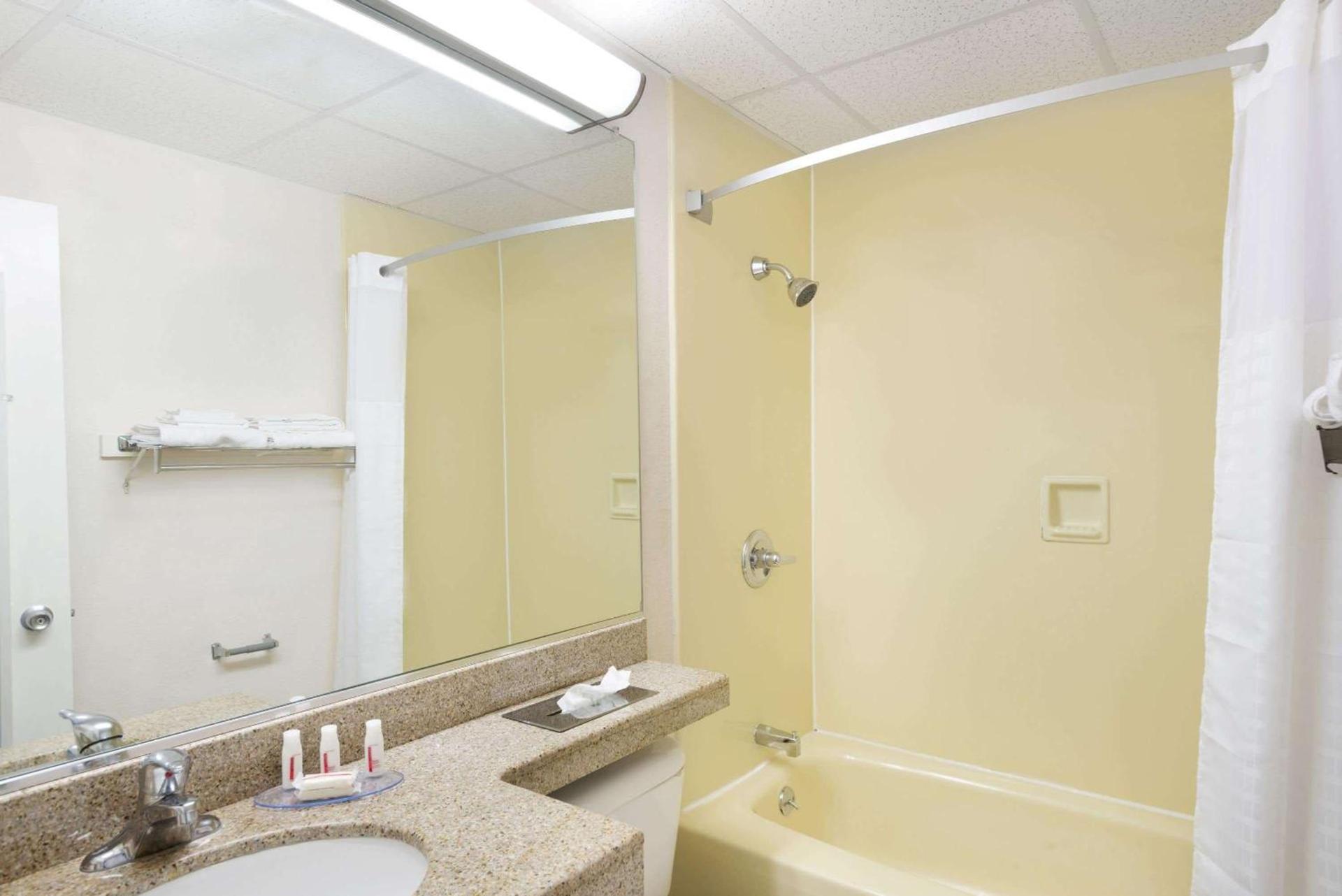 Howard Johnson by Wyndham Newburgh photo 5