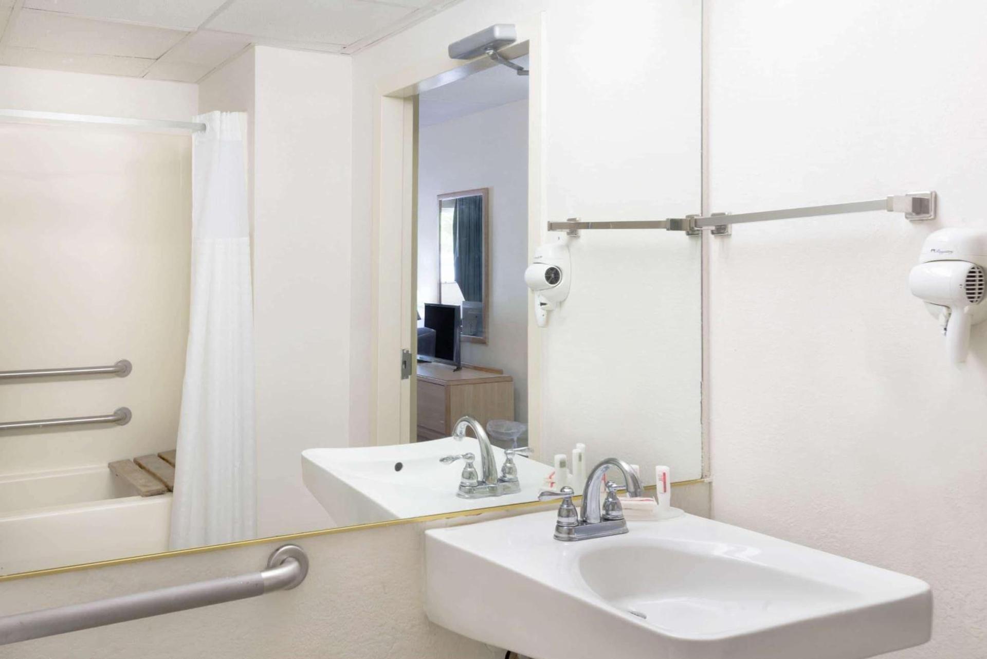 Howard Johnson by Wyndham Newburgh photo 7