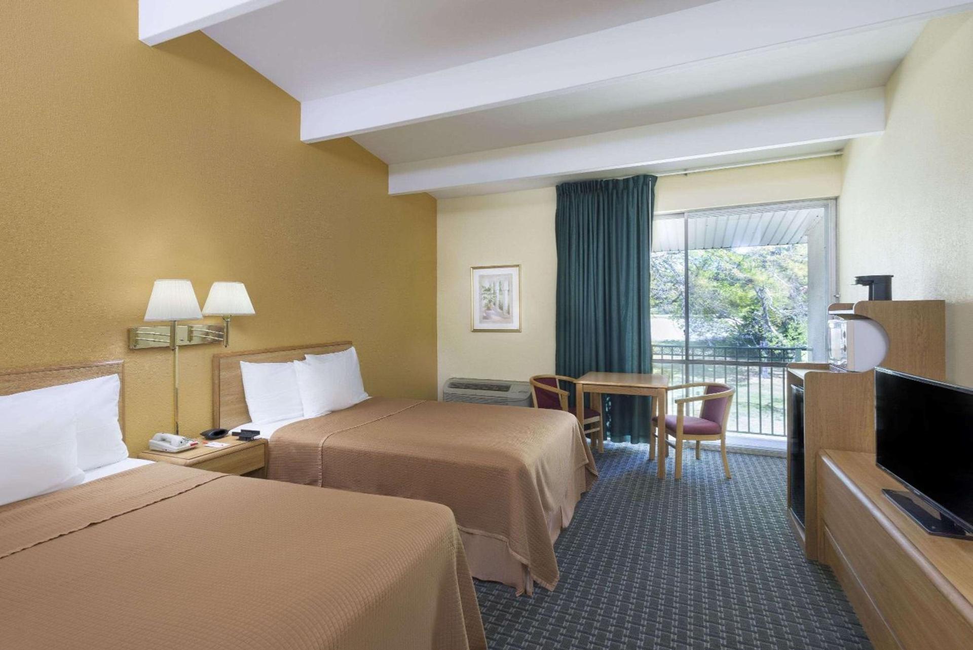 Howard Johnson by Wyndham Newburgh photo 6