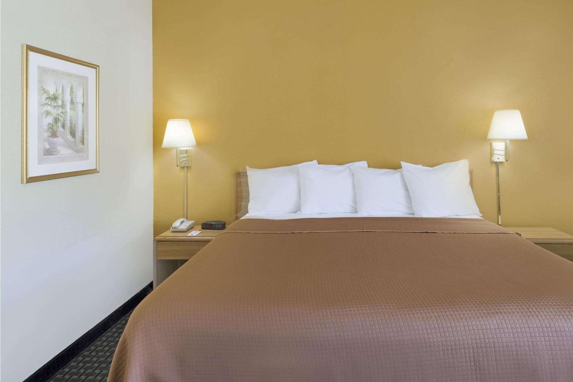 Howard Johnson by Wyndham Newburgh photo 11