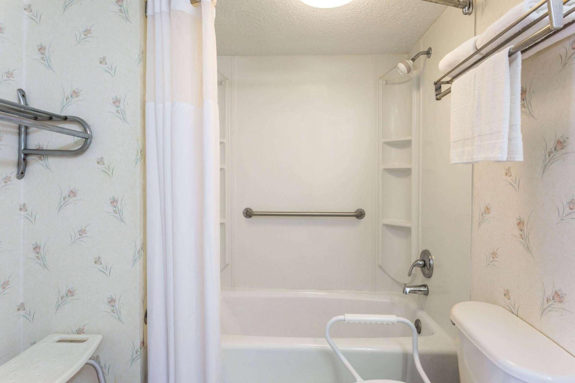 Days Inn by Wyndham Ashland photo 12