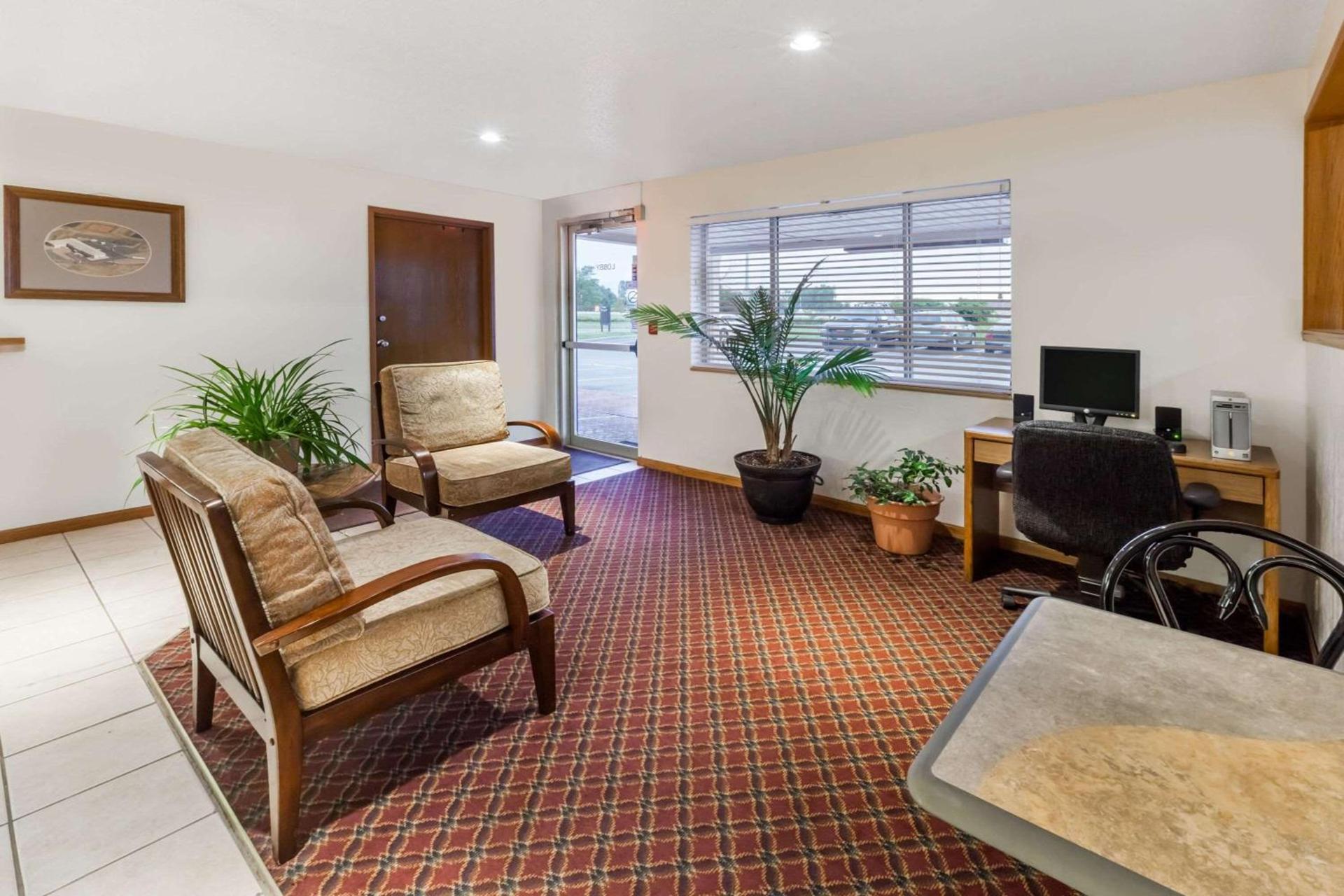 Super 8 by Wyndham Ionia MI photo 3