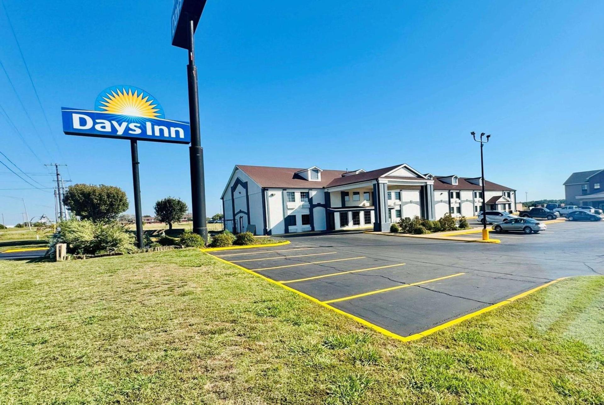 Days Inn by Wyndham Shawnee photo 2
