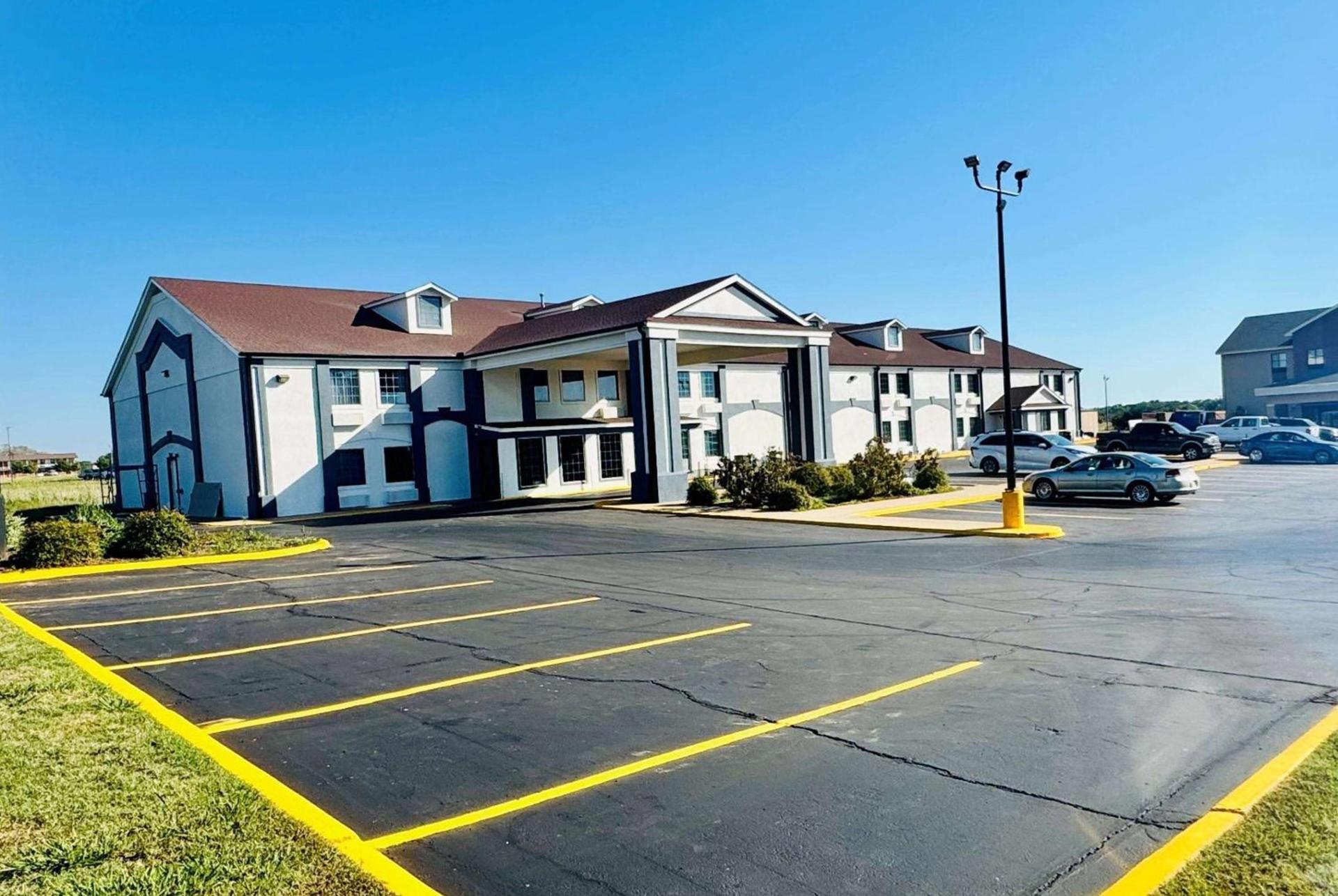 Days Inn by Wyndham Shawnee photo 3