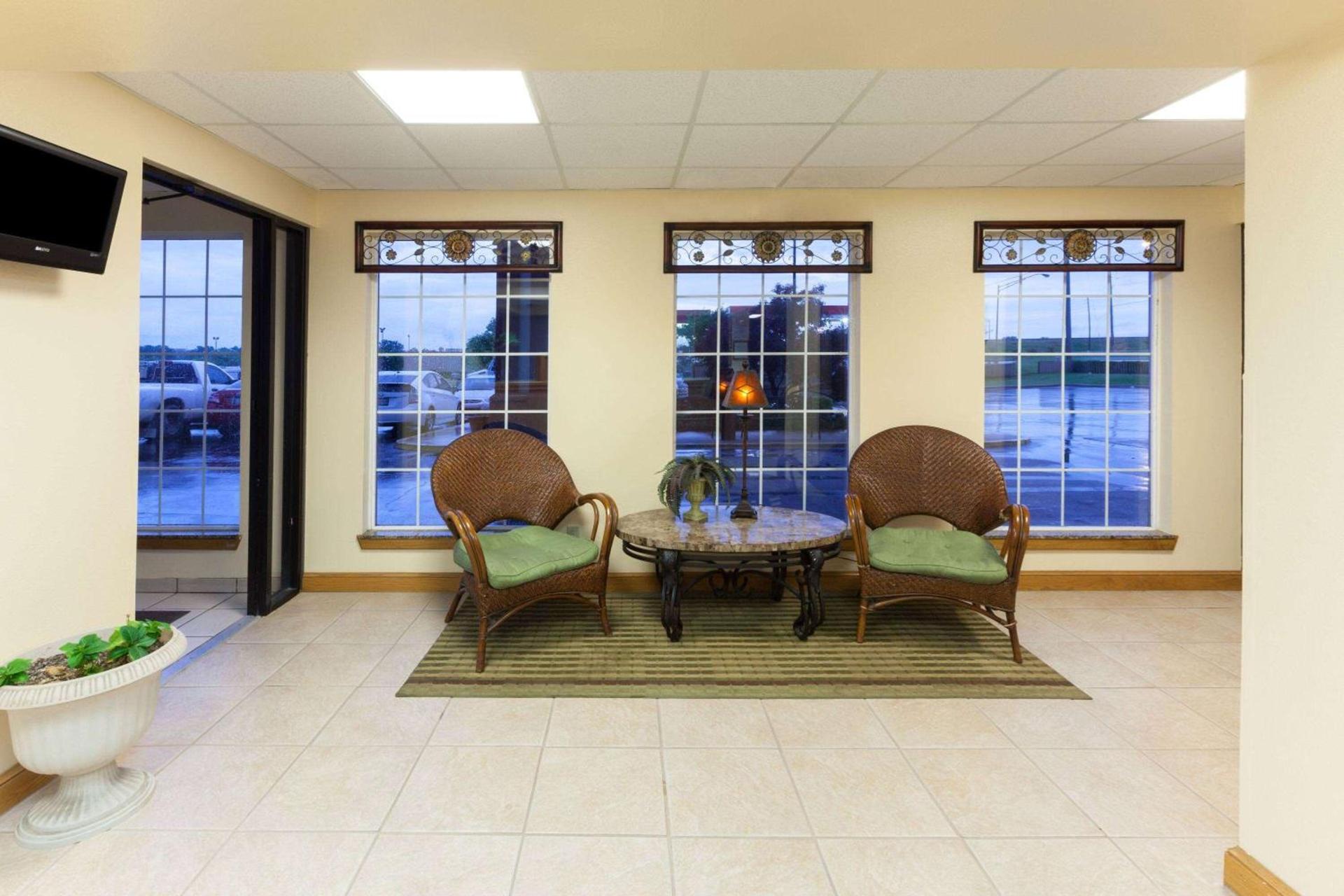 Days Inn by Wyndham Shawnee photo 5