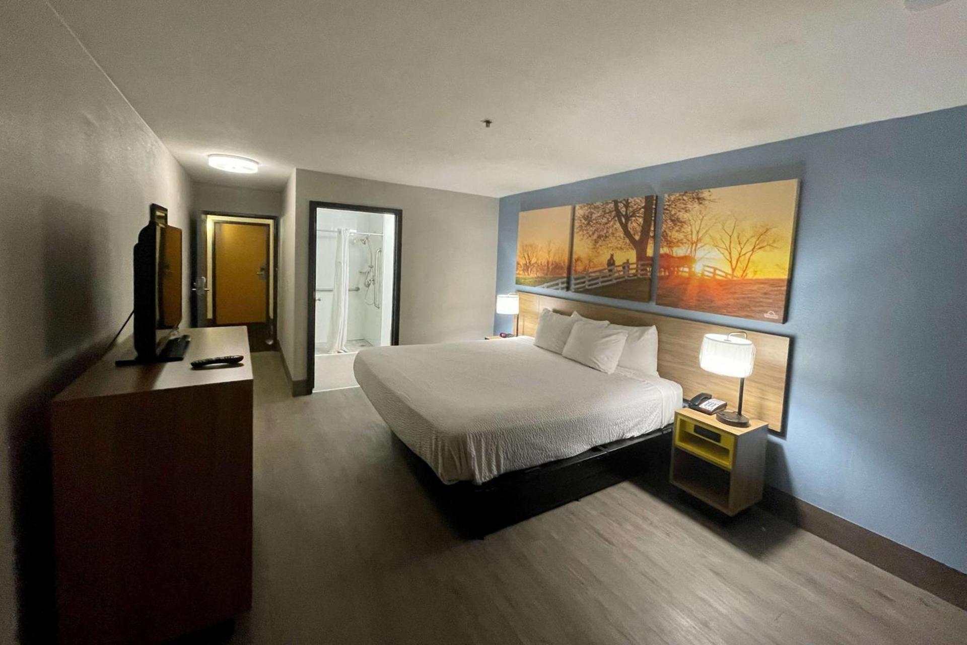 Days Inn by Wyndham Shawnee photo 8