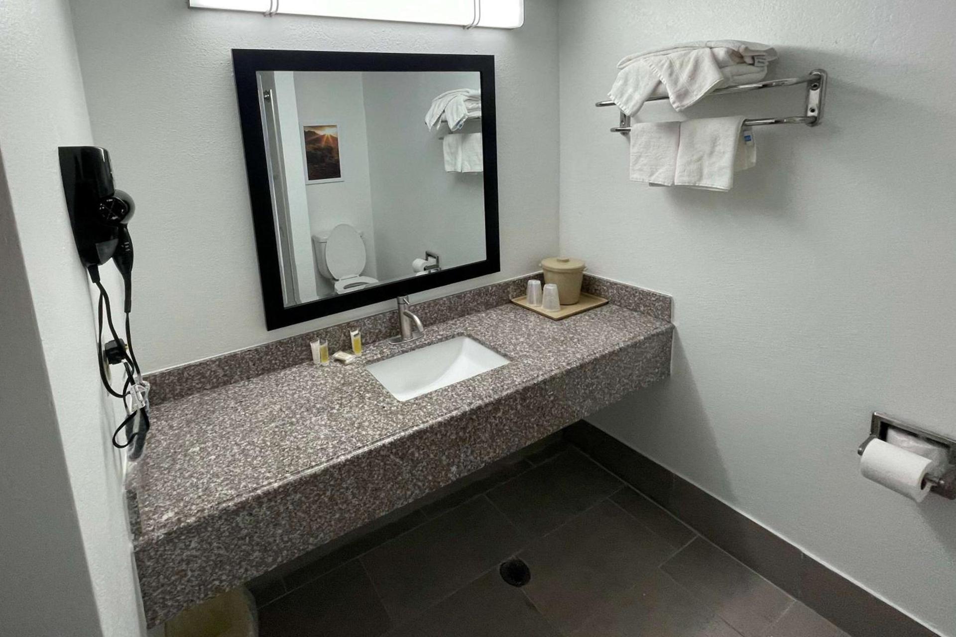 Days Inn by Wyndham Shawnee photo 9
