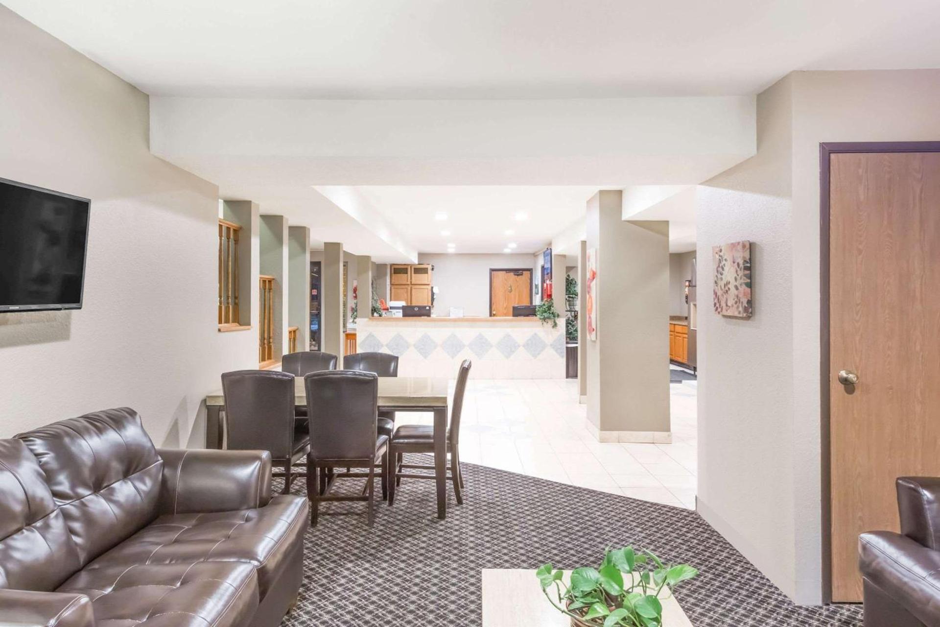 Super 8 by Wyndham Redding photo 20