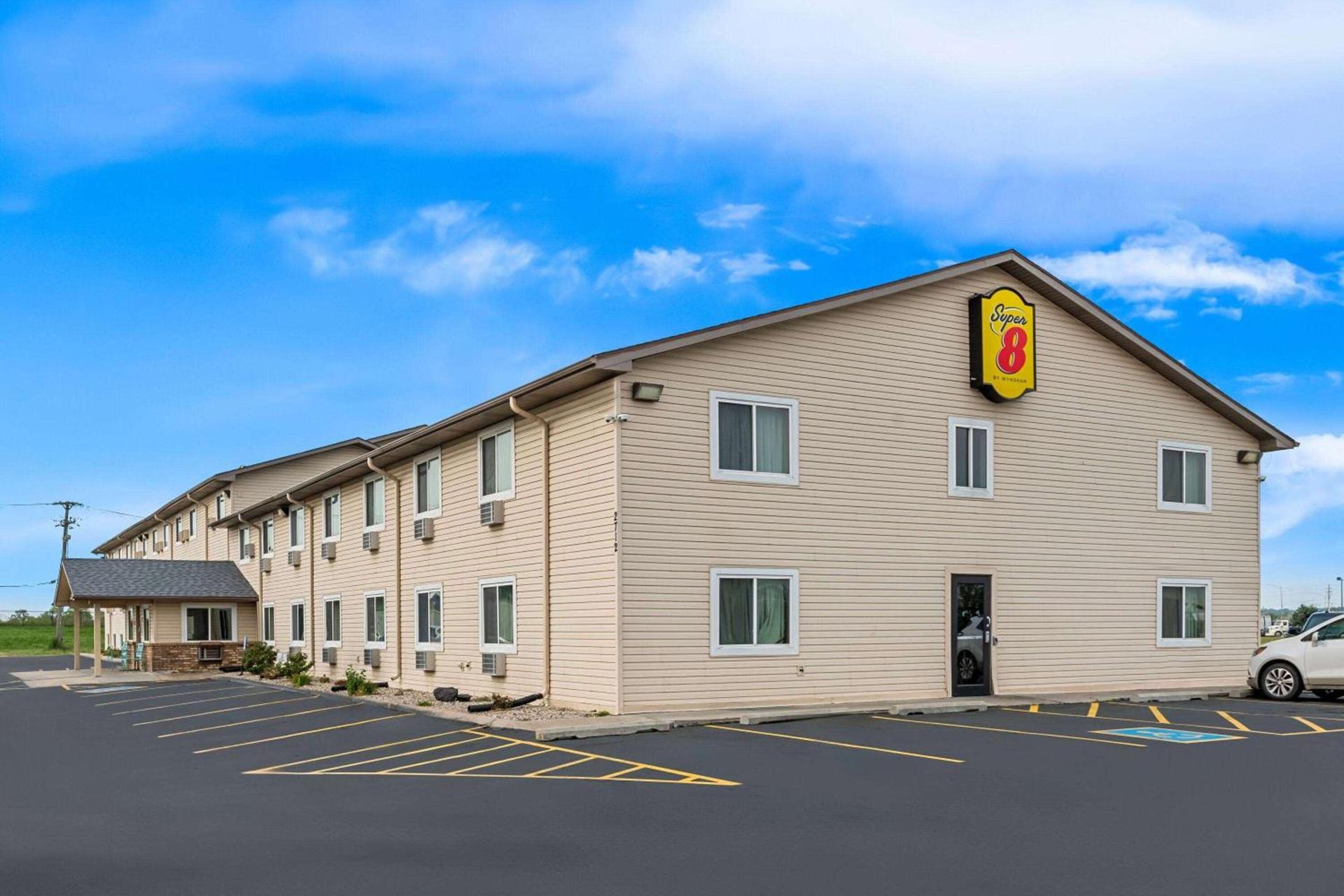 Super 8 by Wyndham Council Bluffs IA Omaha NE Area — hotel in Council Bluffs