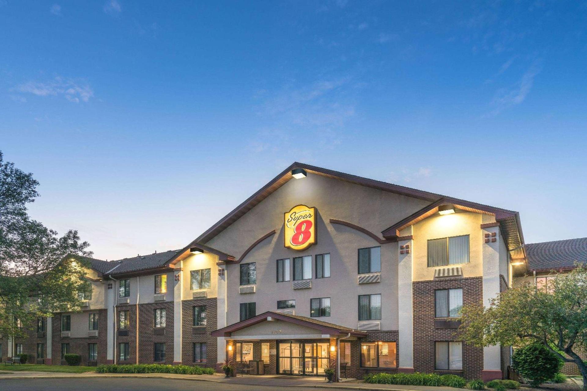 Super 8 by Wyndham Bloomington/Airport photo 2