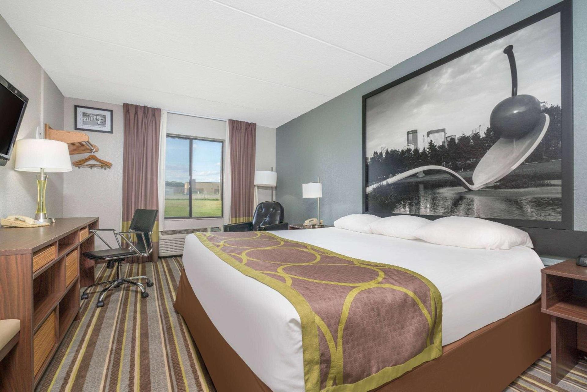 Super 8 by Wyndham Bloomington/Airport photo 8