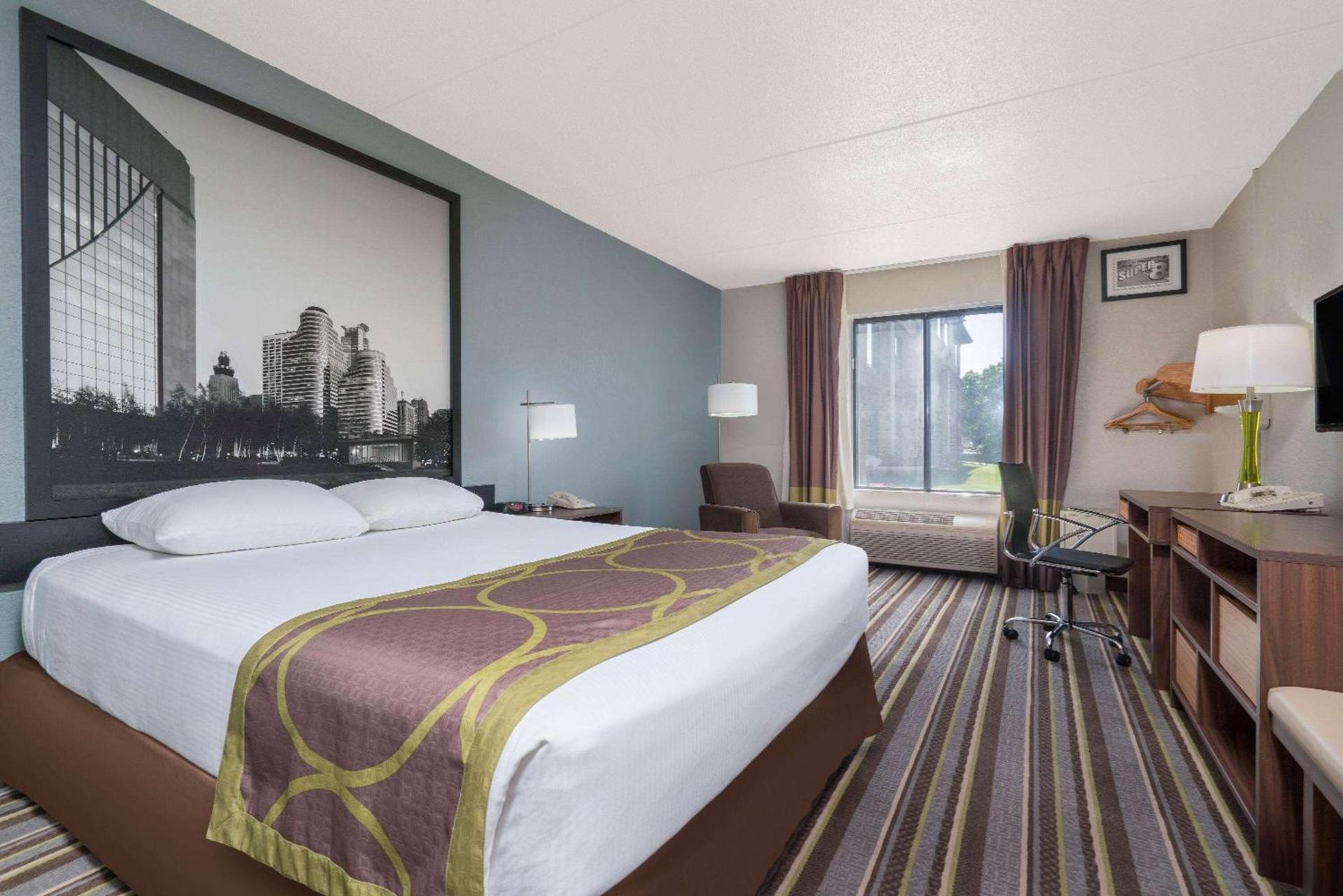Super 8 by Wyndham Bloomington/Airport photo 9