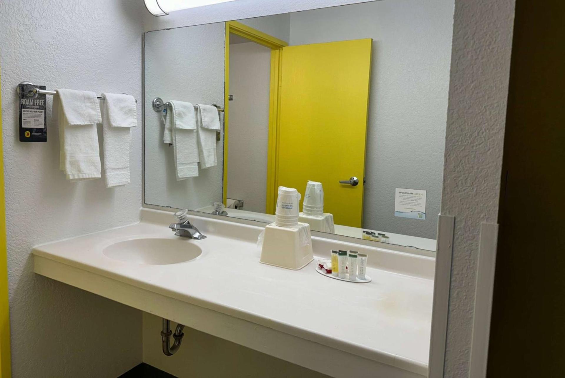 Super 8 by Wyndham Bloomington/Airport photo 21