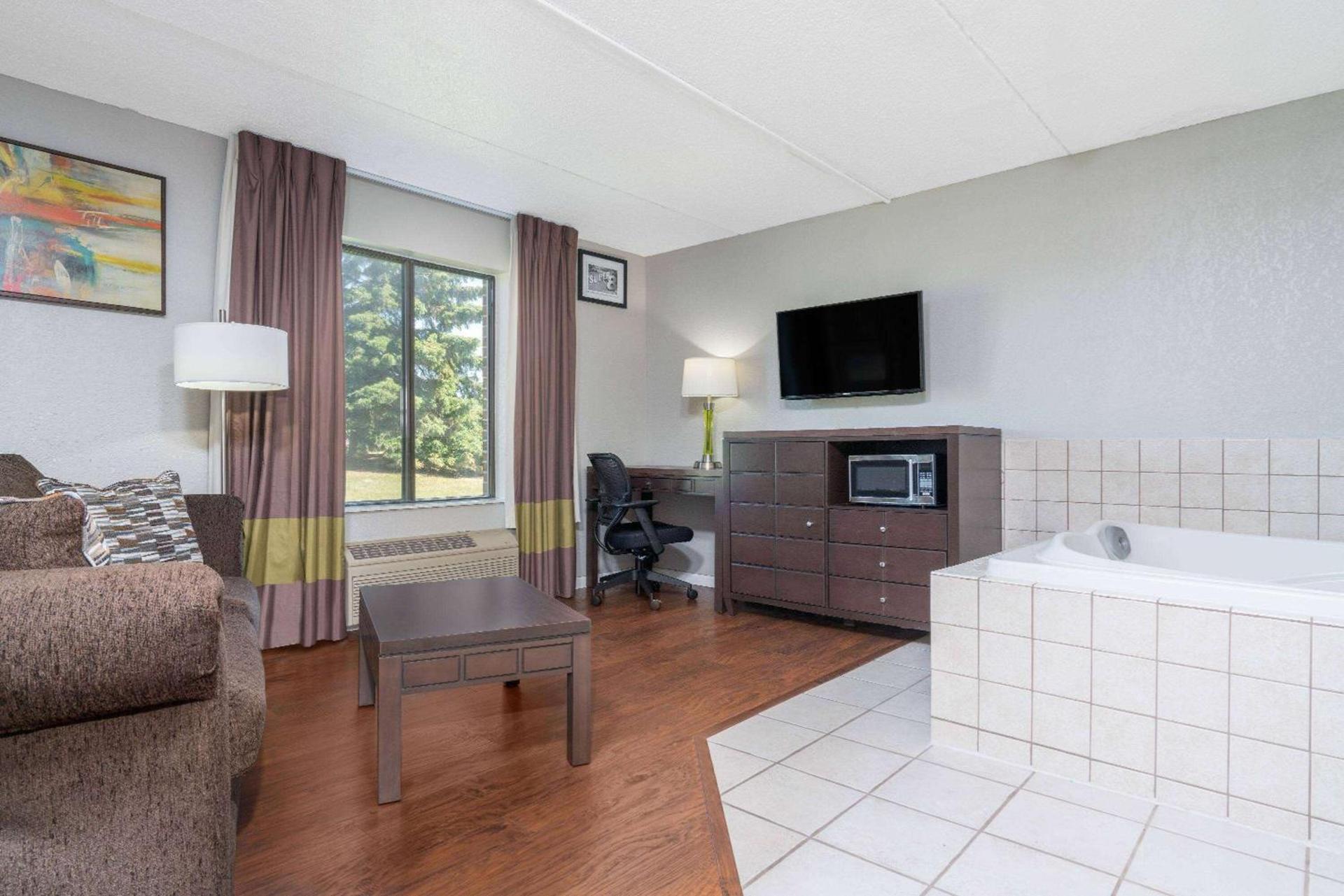 Super 8 by Wyndham Bloomington/Airport photo 27