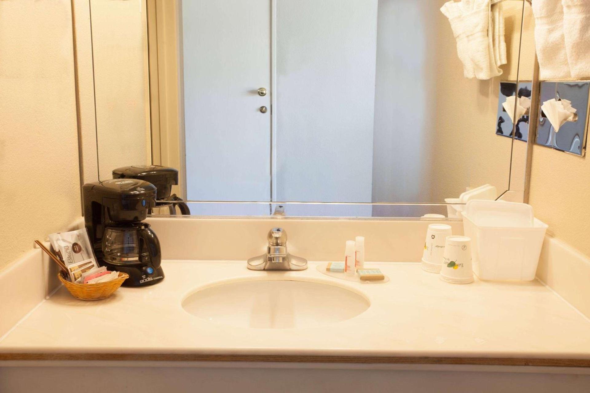 Travelodge by Wyndham Monterey Bay photo 8