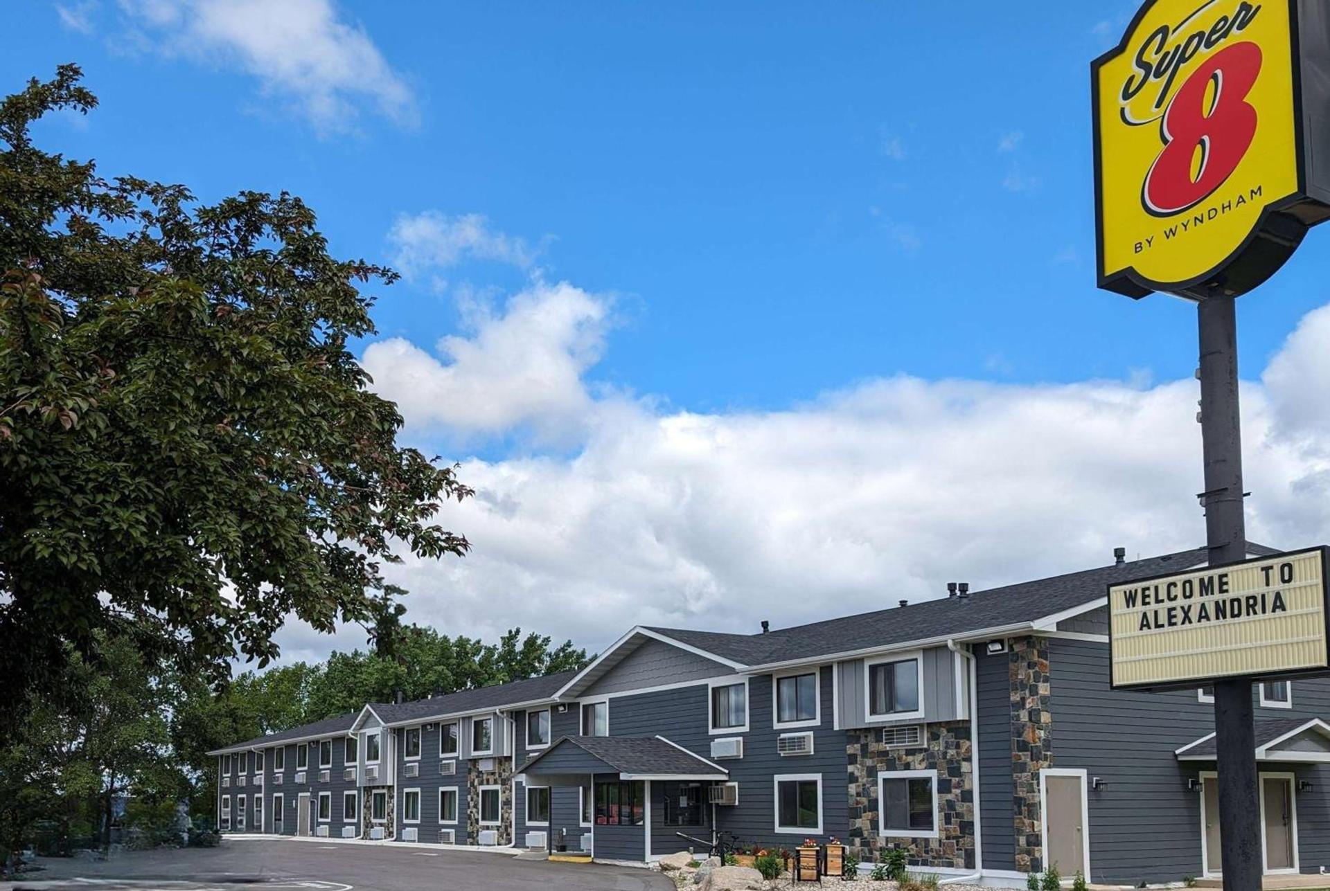 Super 8 by Wyndham Alexandria MN — hotel in Alexandria