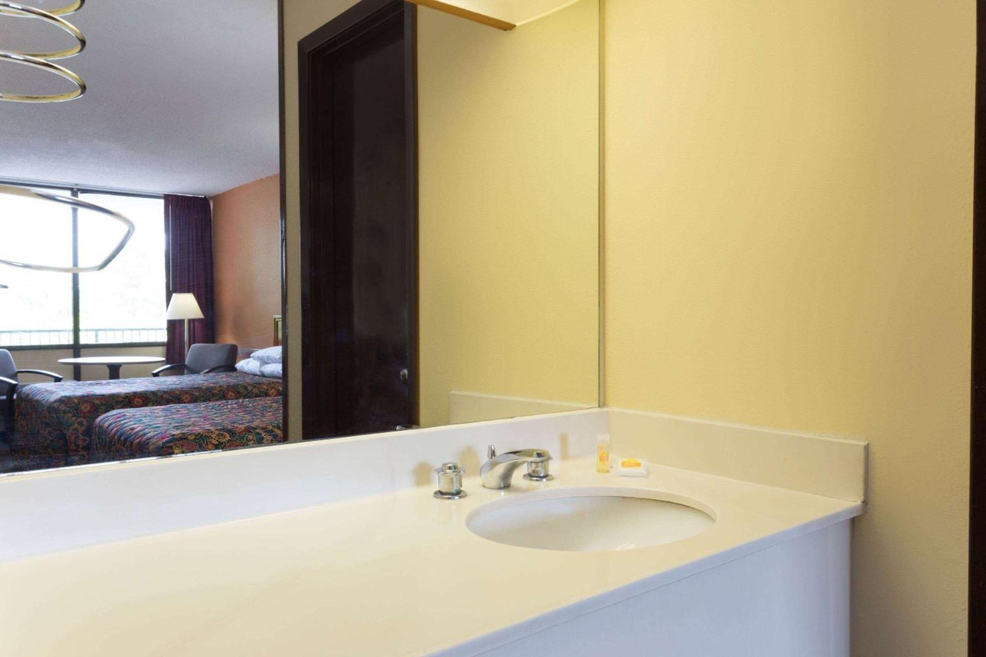 Motel 6 Raleigh, NC – Downtown South photo 5